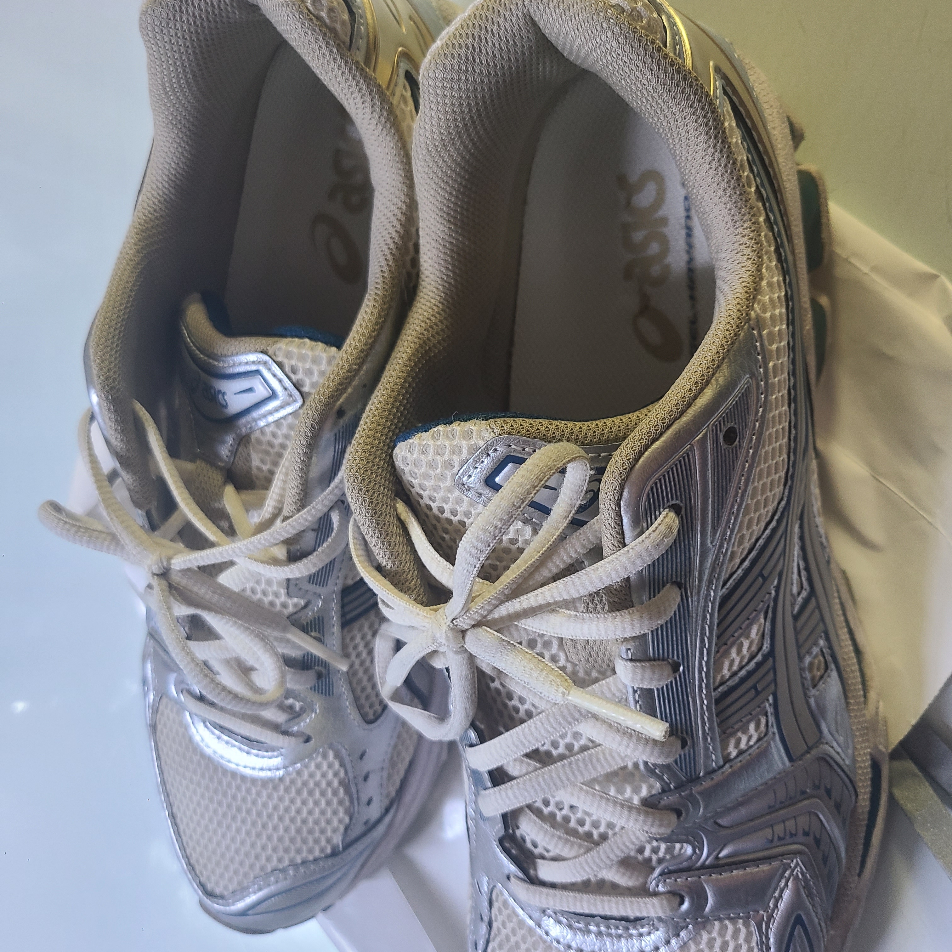Asics Gel-Kayano 14 Cream Pure Silver 착용 스타일