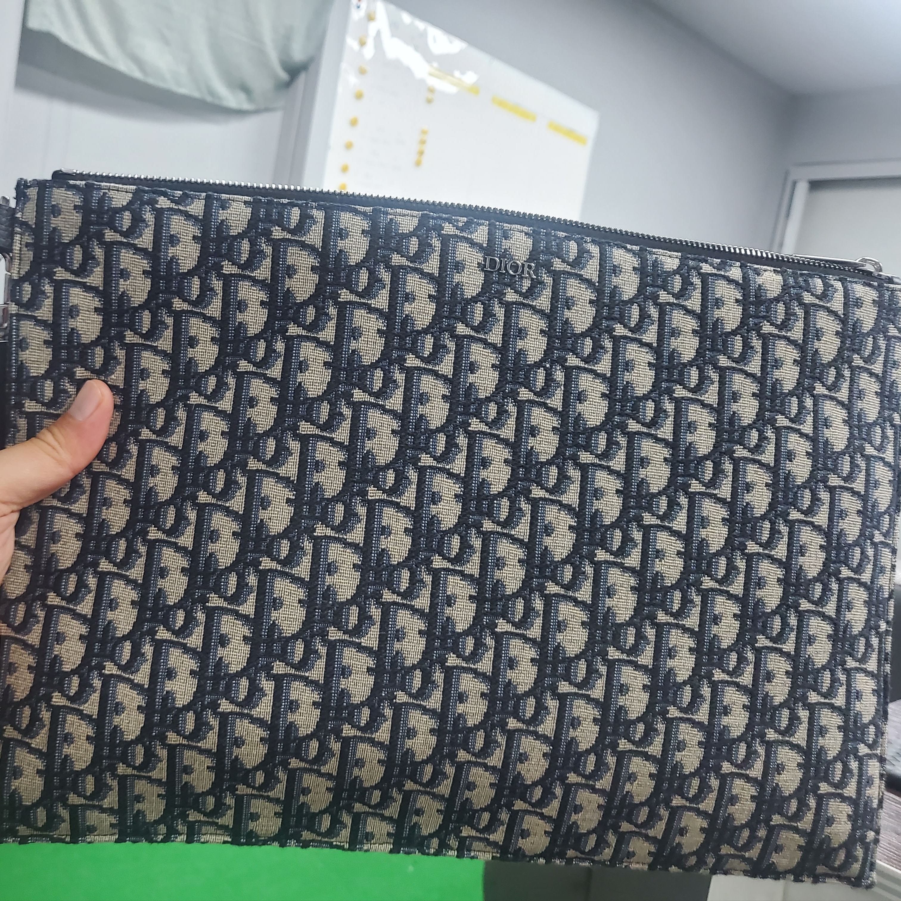 Dior A4 Pouch Beige & Black Dior Oblique Jacquard 착용 스타일