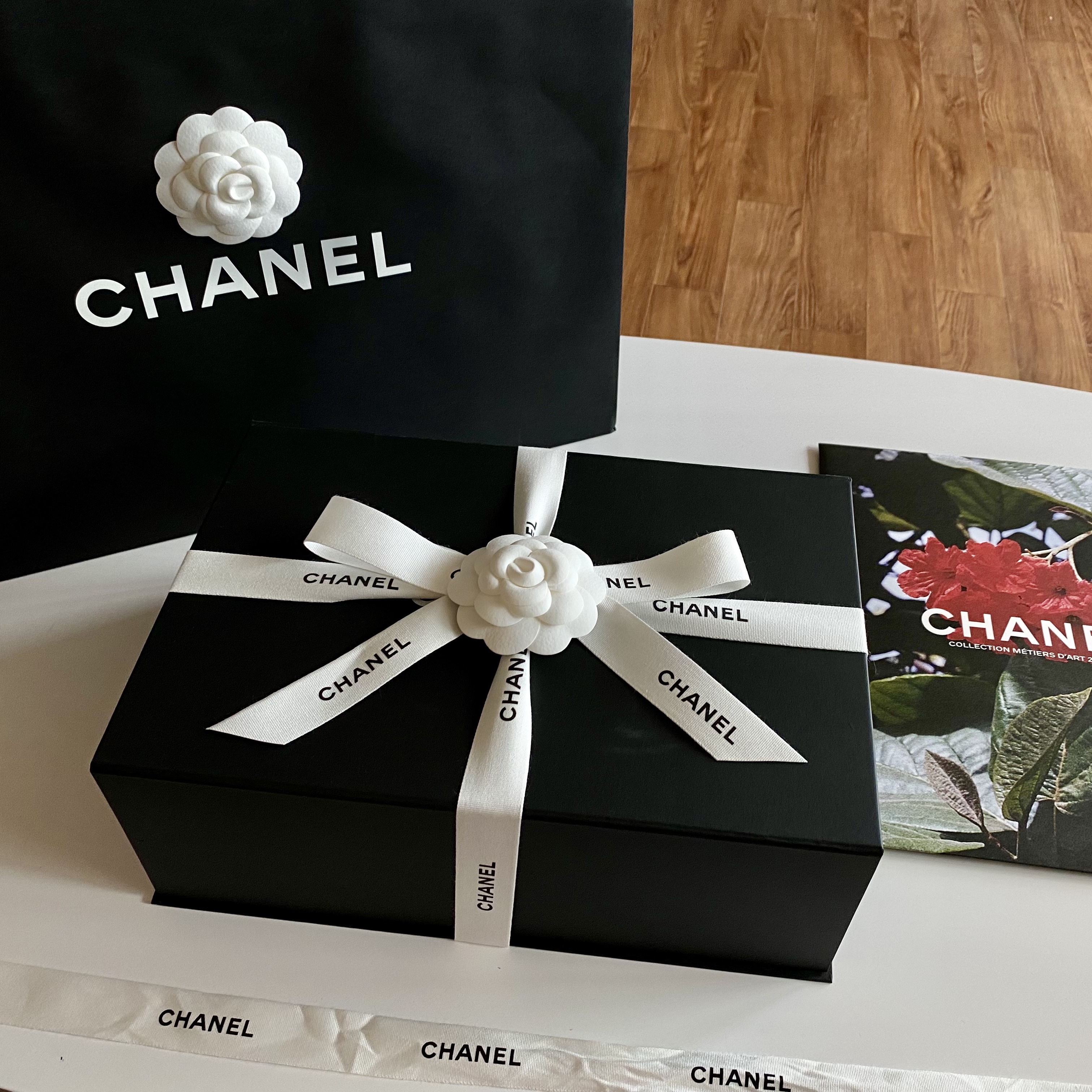 Chanel Gabrielle Small Hobo Bag Aged Calfskin & Gold Black 착용 스타일