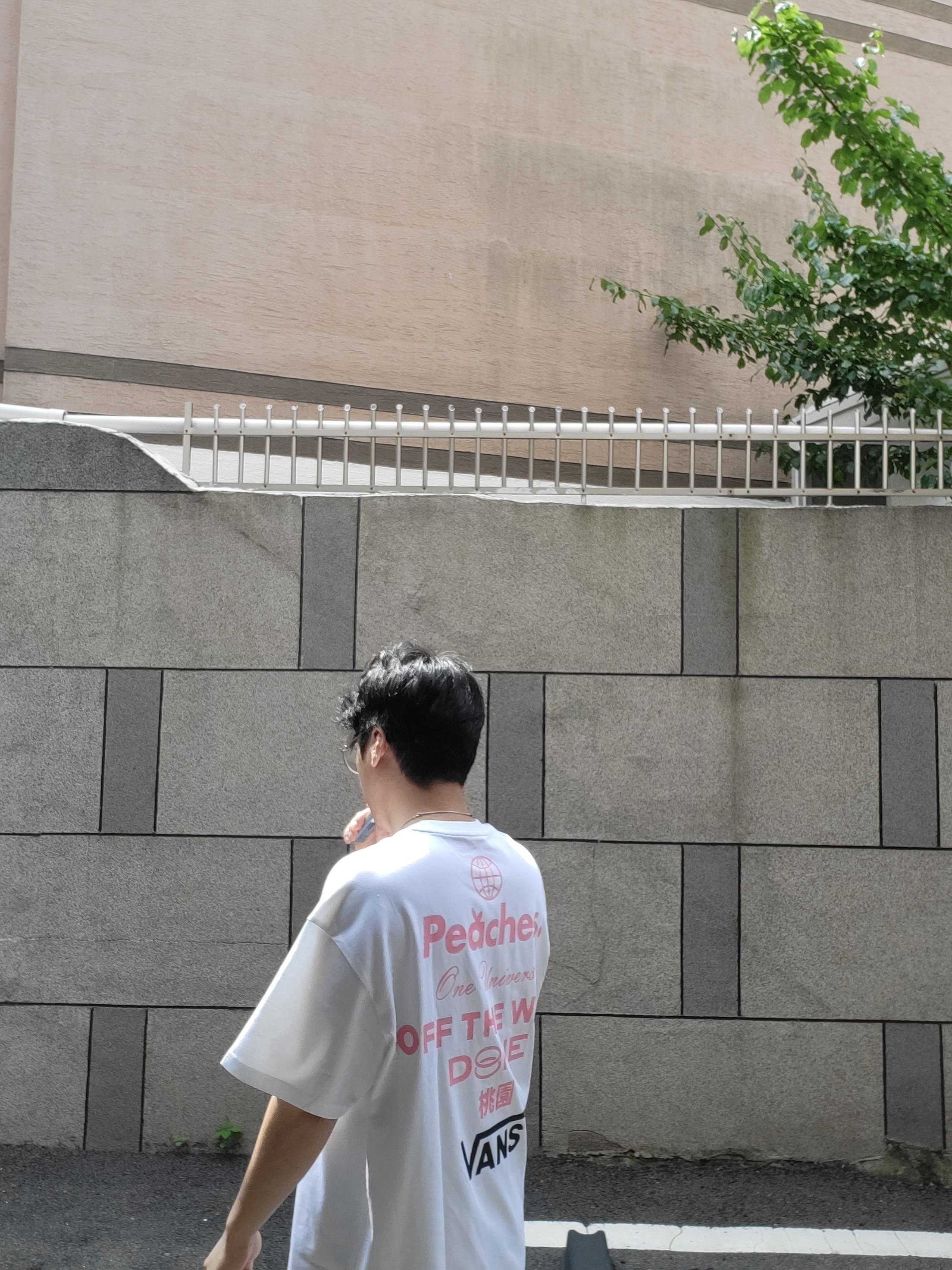 Vans x Peaches. Staple S/S T-Shirt White, Vans x Peaches. Knu-Skool Black Pink 착용 스타일 - 2