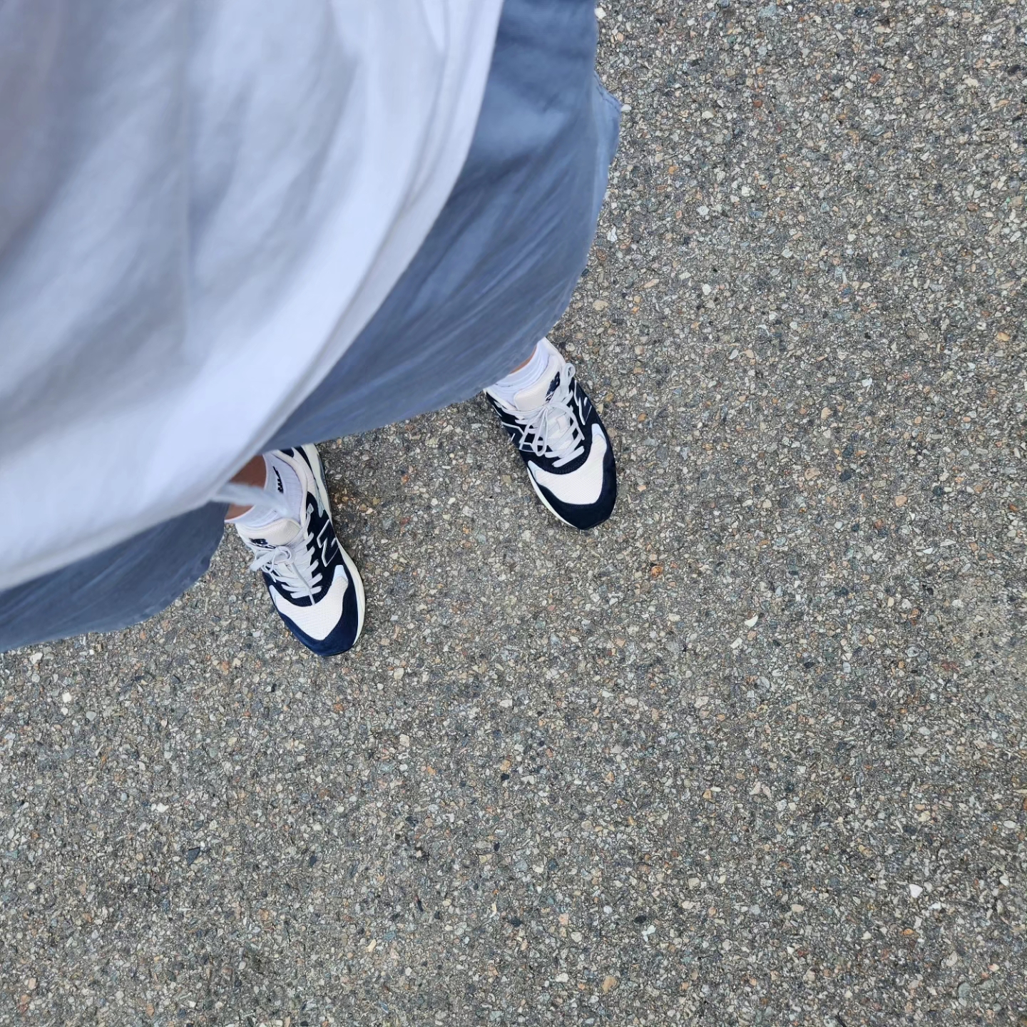 New Balance 580 Navy Cream 착용 스타일 - 3