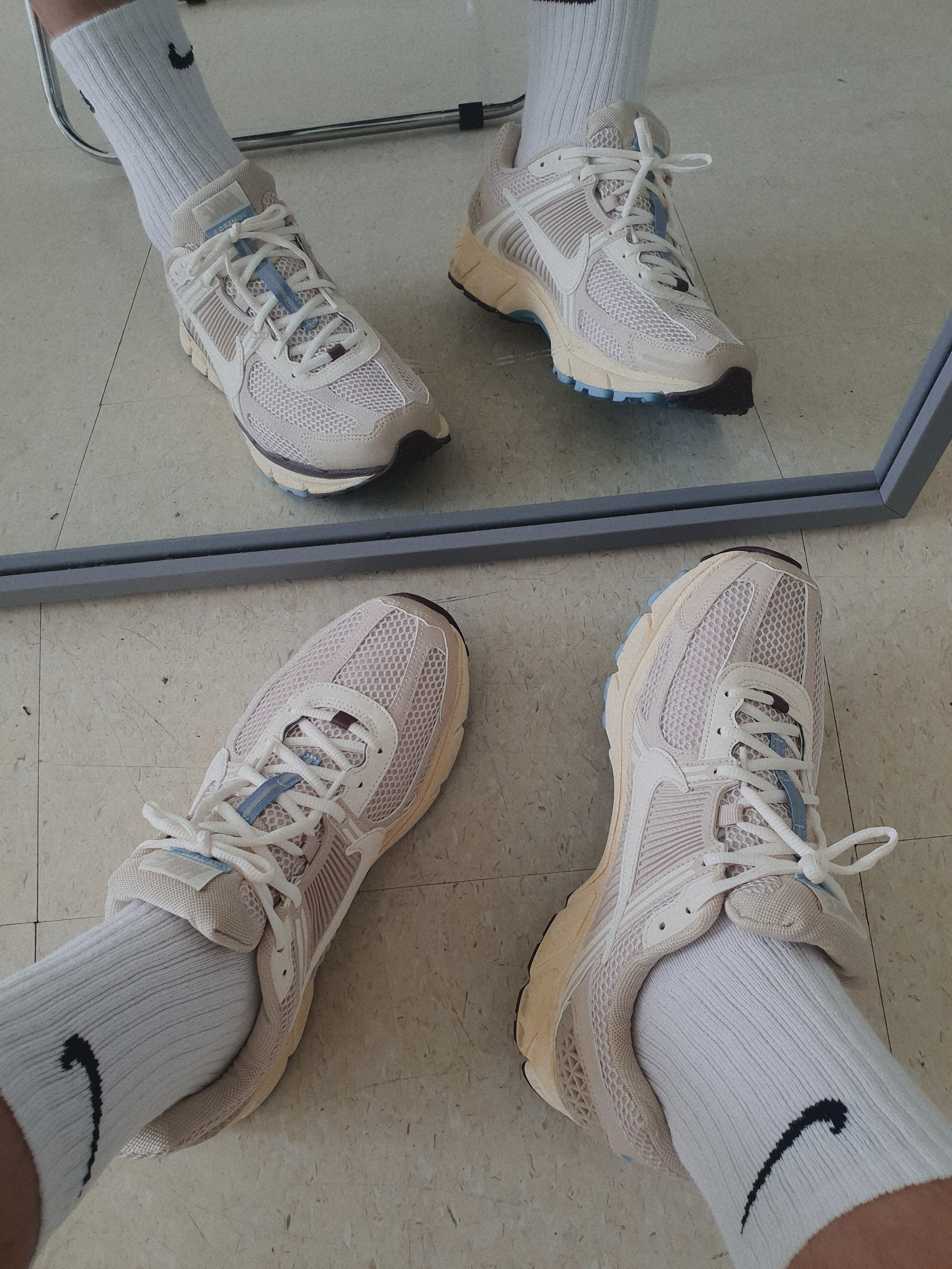 (W) Nike Zoom Vomero 5 Oatmeal 착용 스타일 - 2