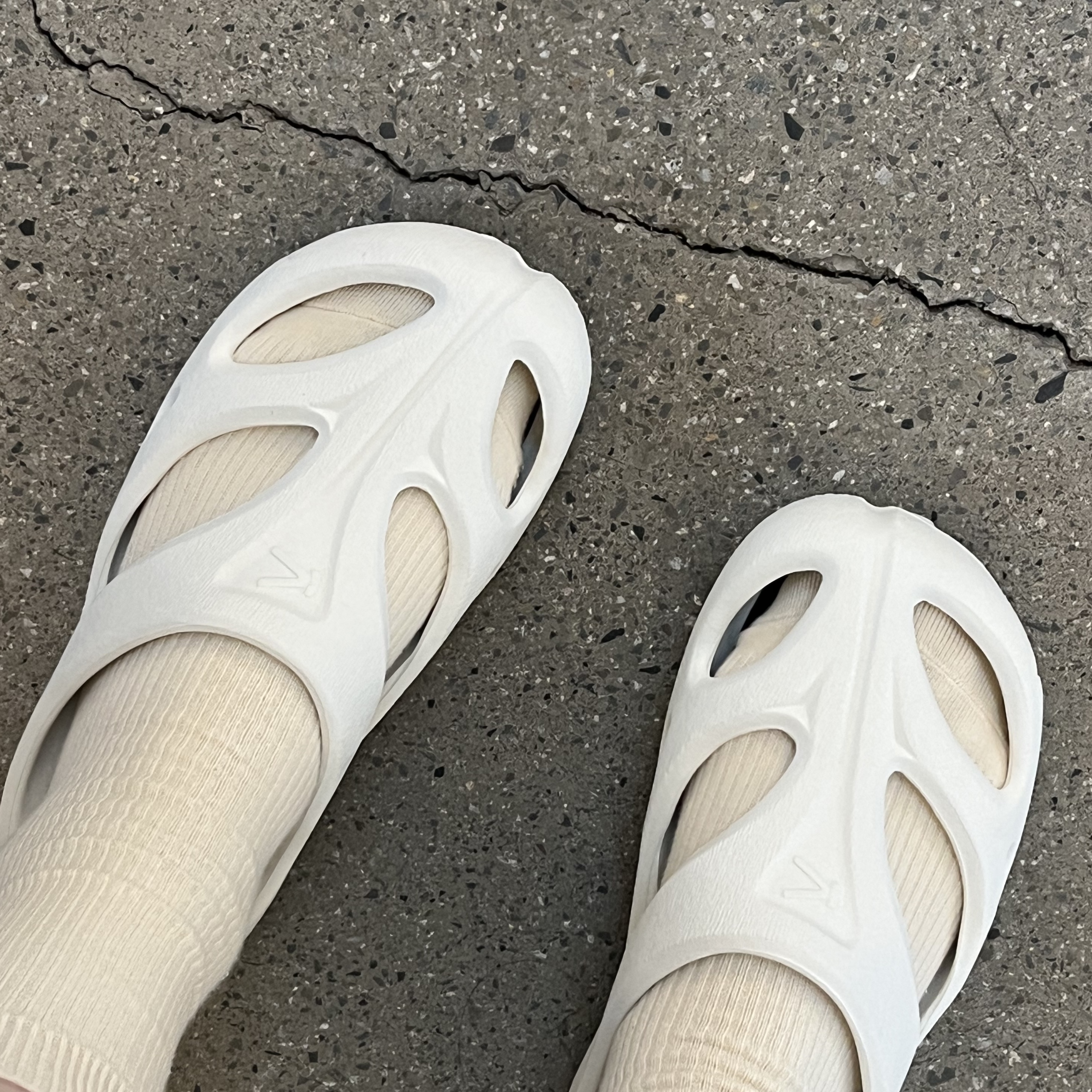 (W) Keen Shanti White Black 착용 스타일