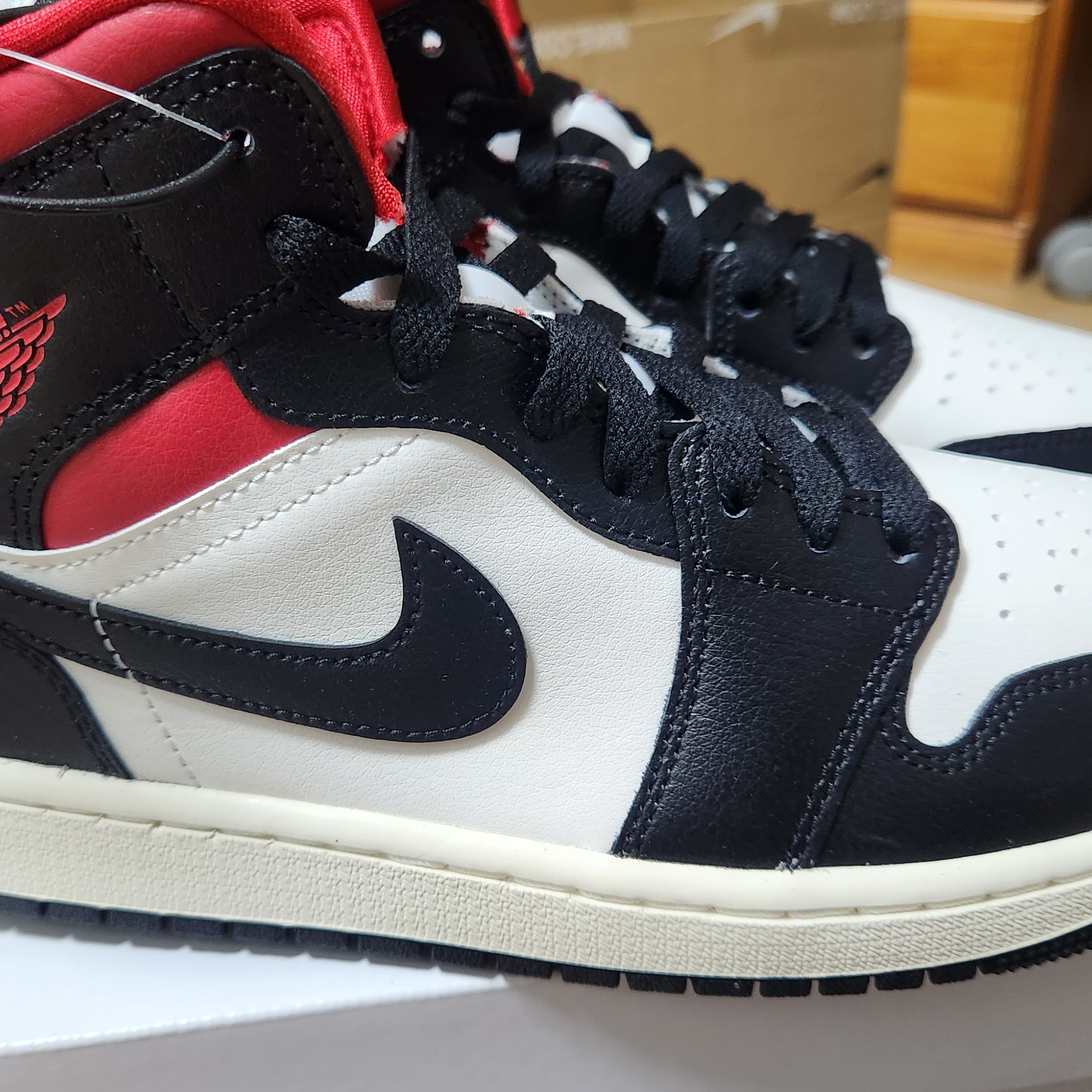 (W) Jordan 1 Mid Black Gym Red 착용 스타일 - 2