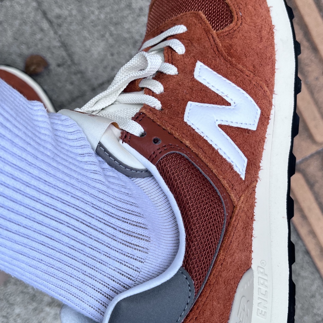 New Balance 574 Heritage Orange Burst White 착용 스타일