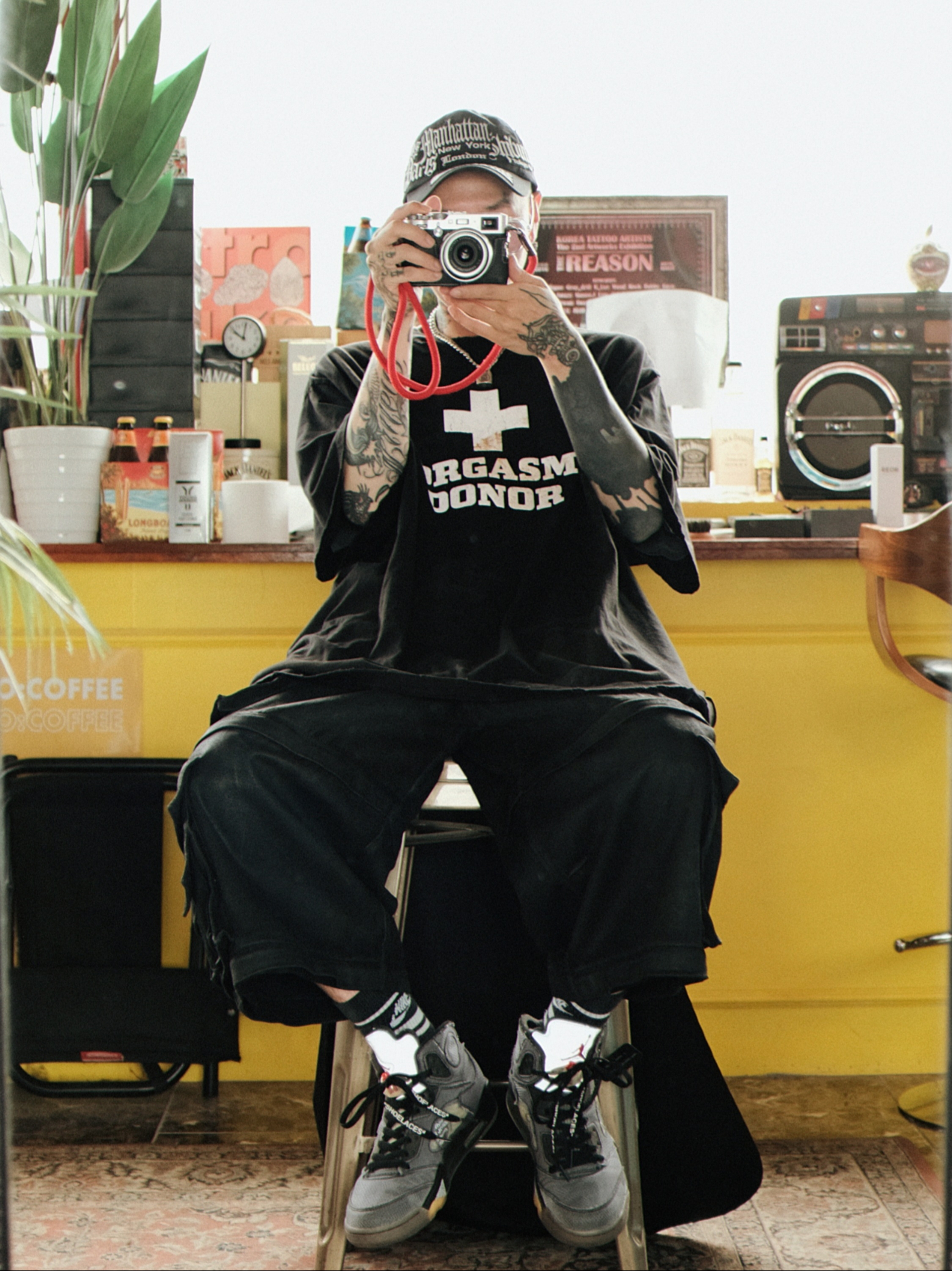 Project G/R Orgasm Donor T-Shirt Dirty Black, Project G/R Oversized Convertible Cargo Pants Coated Black 착용 스타일