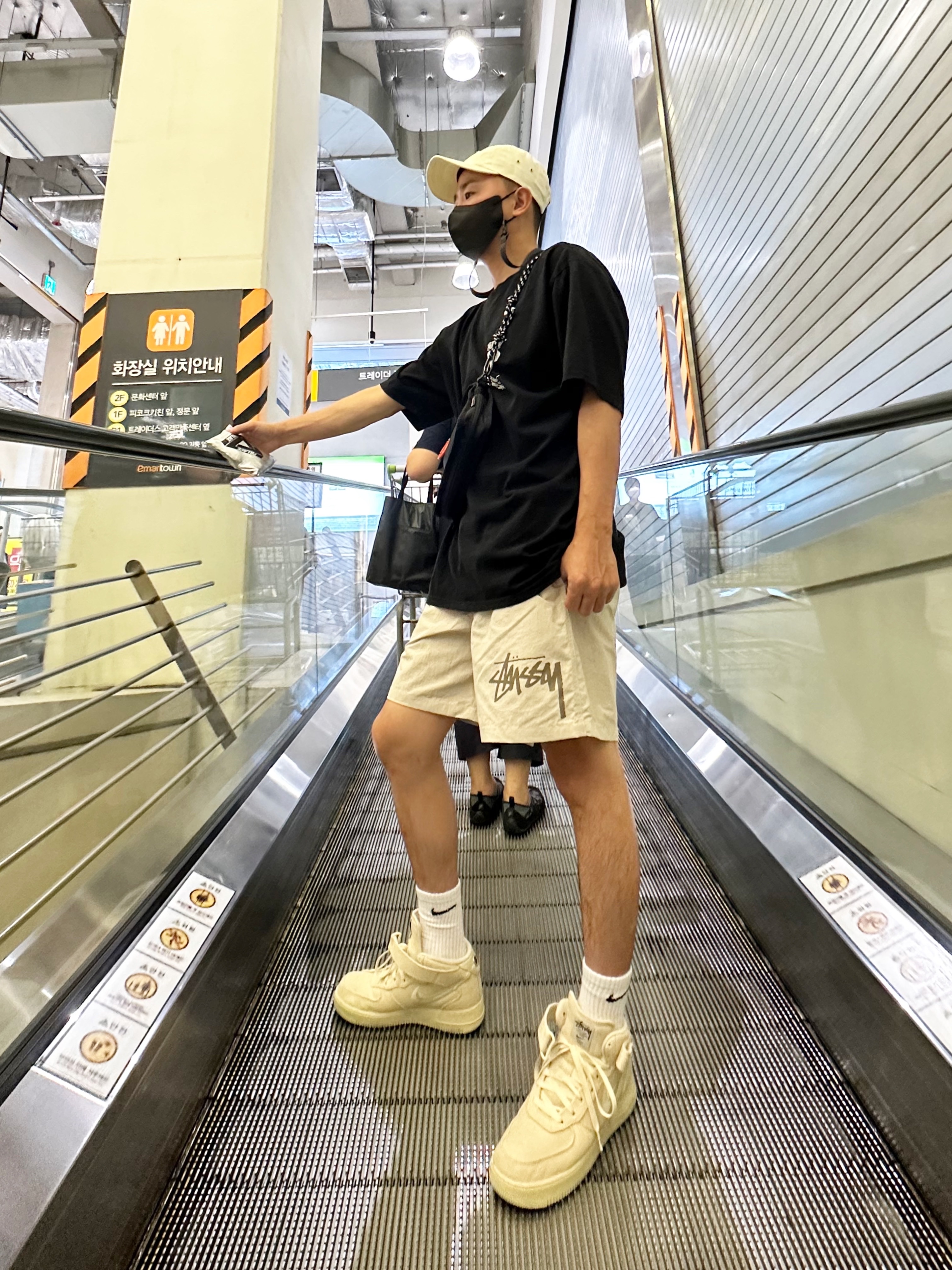 Supreme x Stone Island Reactive Ice Camo Ripstop Camp Cap Tan - 22SS, Stussy x Our Legacy Work Shop Surf Skull Pigment Dyed T-Shirt Black 착용 스타일