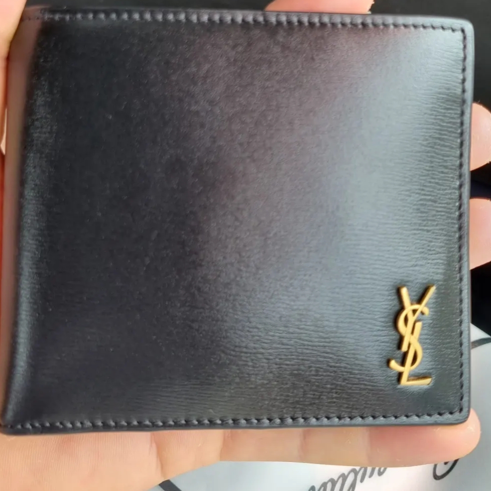 Saint Laurent Tiny Cassandre East/West Wallet in Shiny Leather Black 착용 스타일
