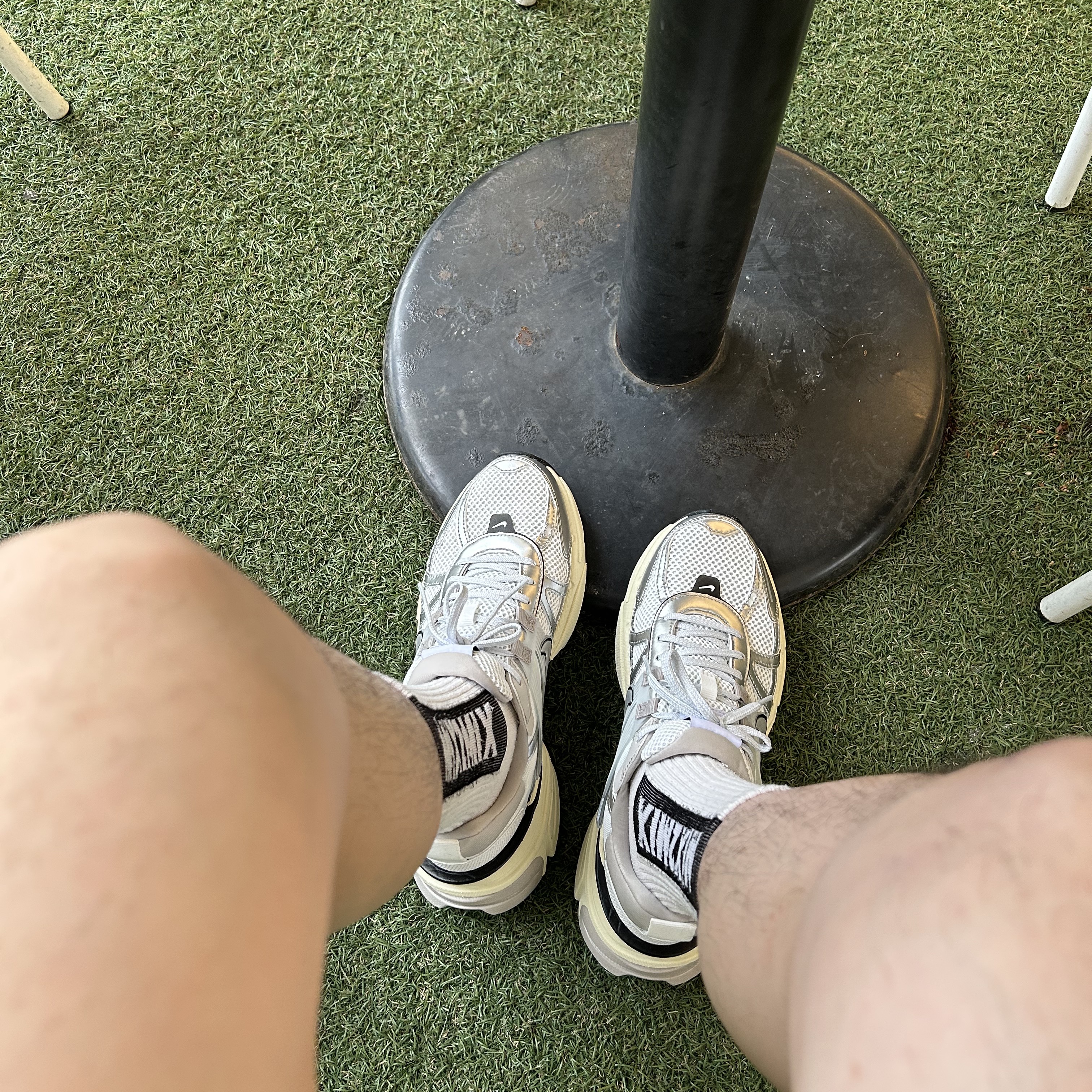 Nike V2K Run Summit White Metallic Silver, Nike x Stussy Water Shorts Off Noir 착용 스타일 - 2