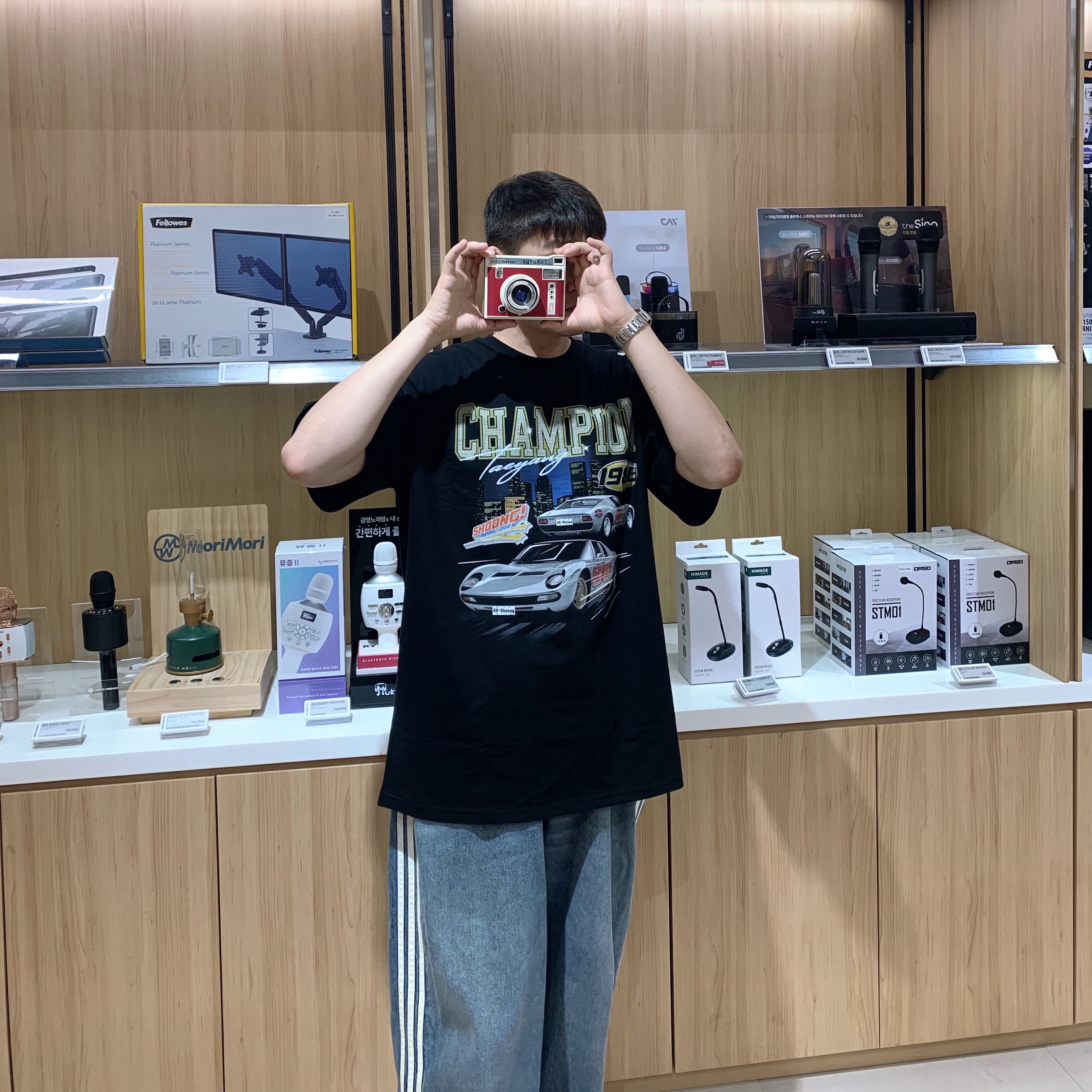 TAEYANG Shoong! Daytona Tee Black, Balenciaga x Adidas Large Baggy Trousers Blue 착용 스타일