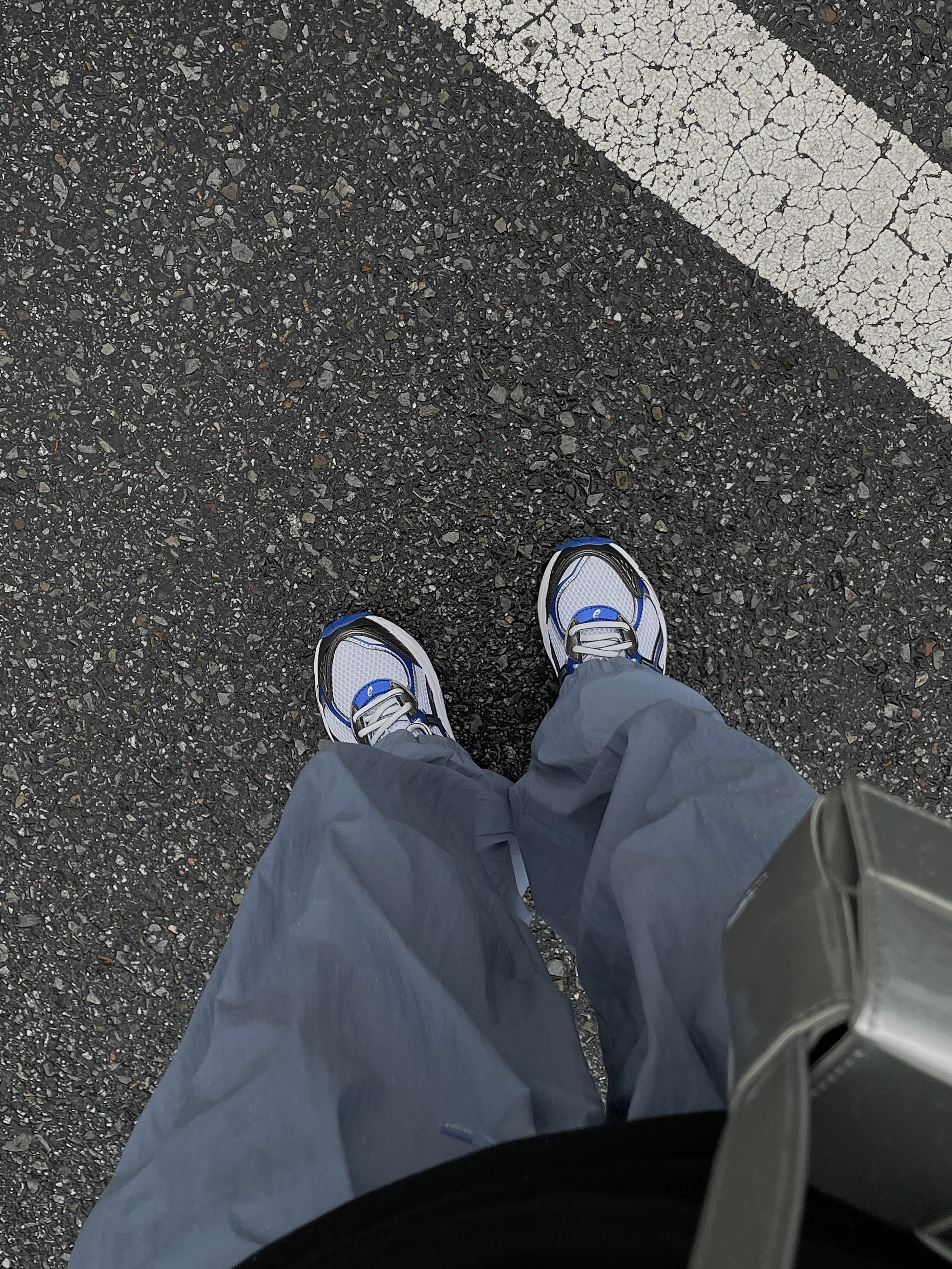 Bottega Veneta Mini Leather Cassette Silver, Asics GT-2160 White Illusion Blue 착용 스타일 - 5