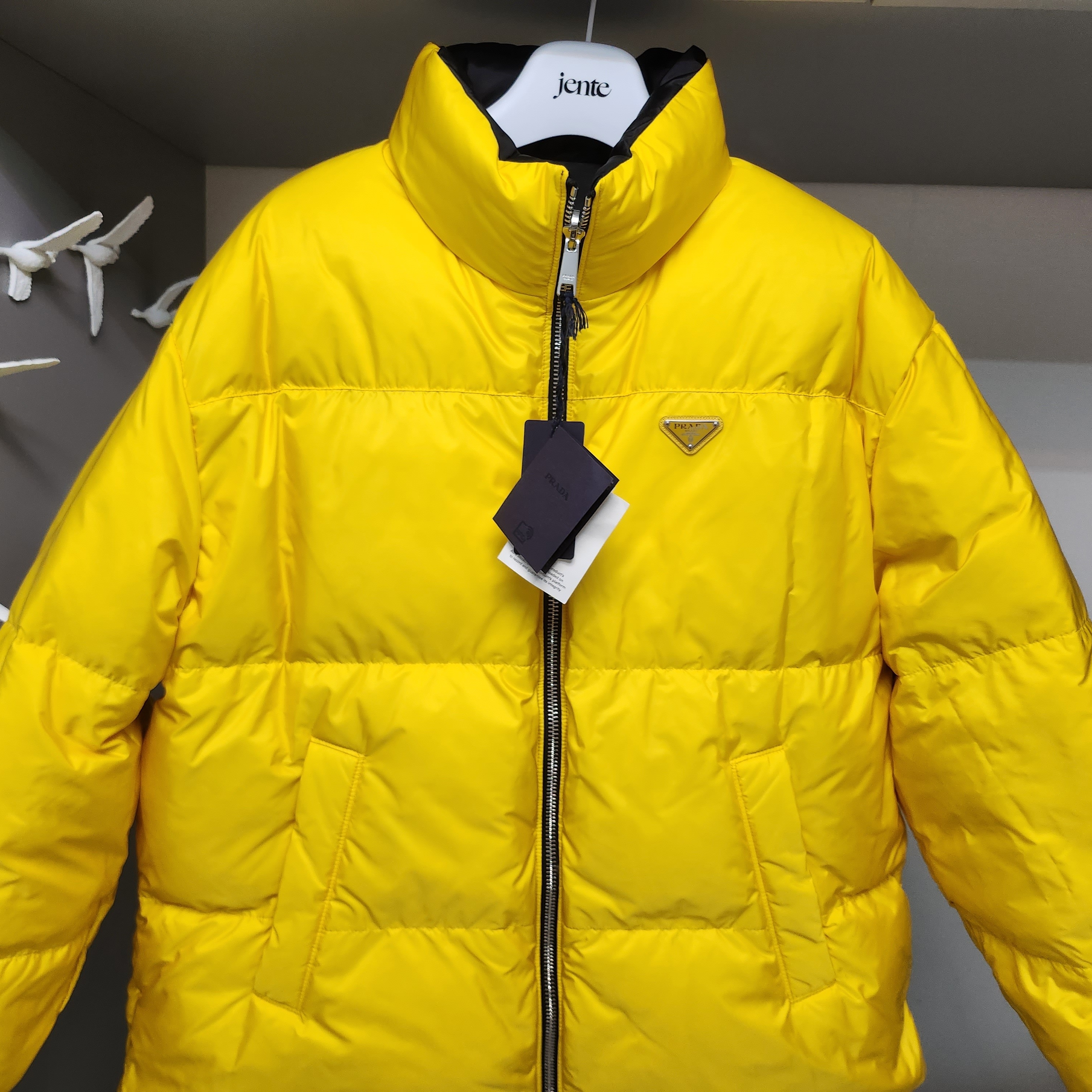 Prada Mid Length Re-Nylon Reversible Down Jacket Black Yellow 착용 스타일 - 3