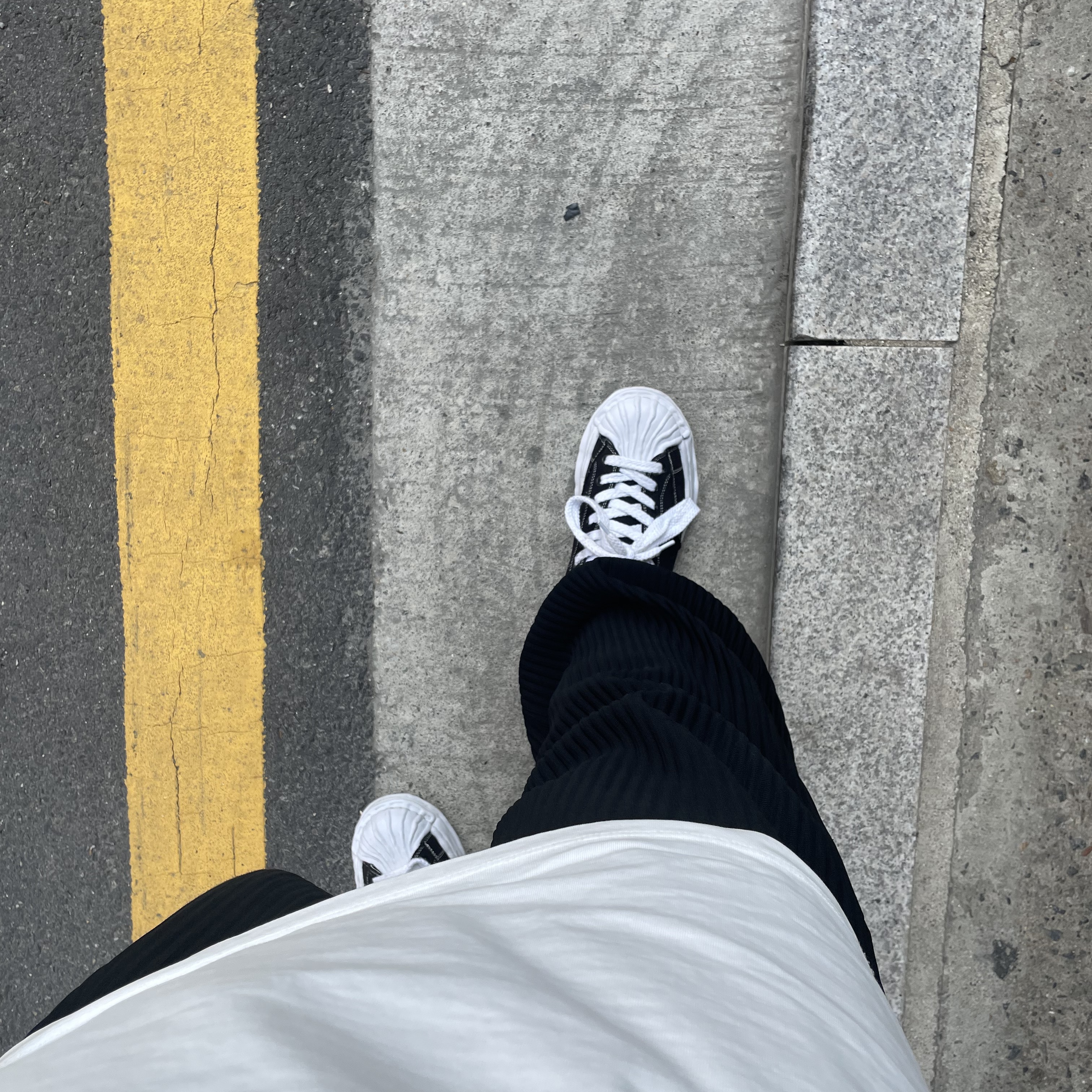 Maison Mihara Yasuhiro Blakey OG Sole Canvas Low-top Sneakers Black White 착용 스타일