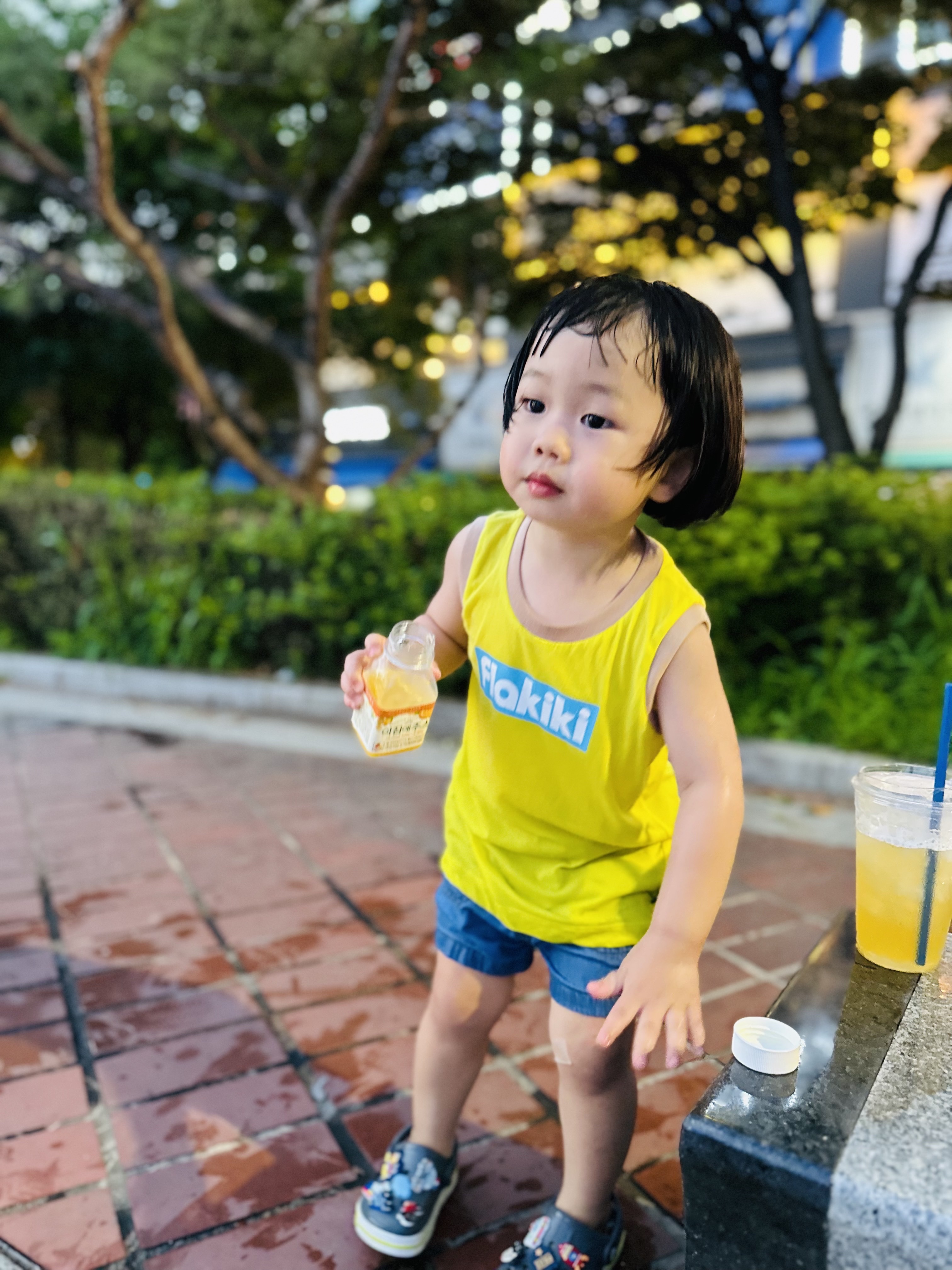 (Kids) Crocs Bayaband Clog Slate Grey Lime Punch 착용 스타일 - 1