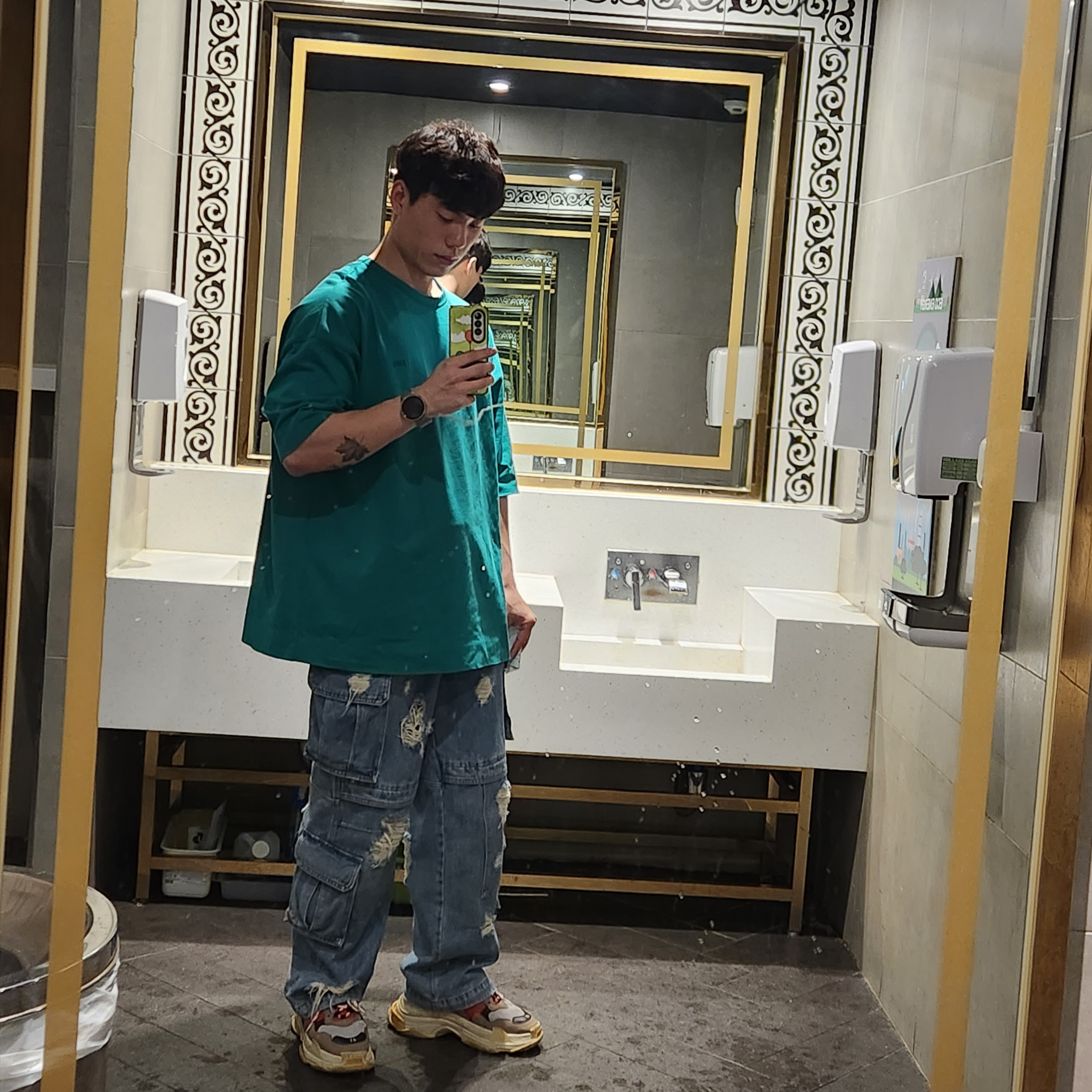 Juun.J Damage Cargo Multi Jogger Wide Denim Blue - 23SS, Balenciaga Triple S Trainer Blue Red 착용 스타일