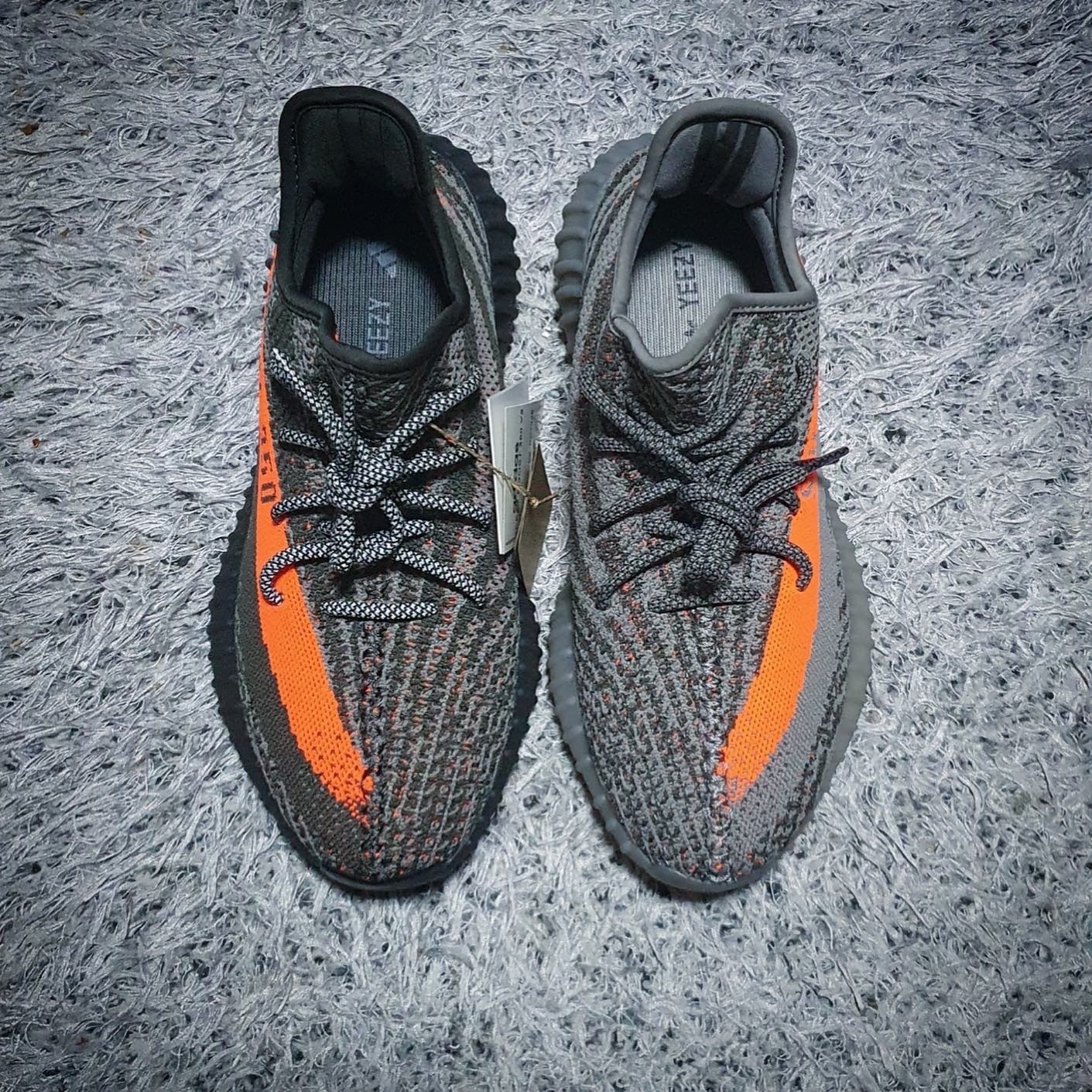 Adidas Yeezy Boost 350 V2 Carbon Beluga 착용 스타일 - 2