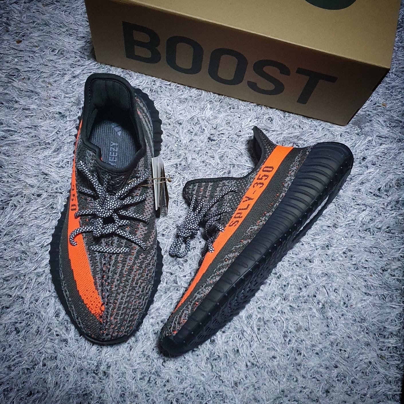 Adidas Yeezy Boost 350 V2 Carbon Beluga 착용 스타일 - 3