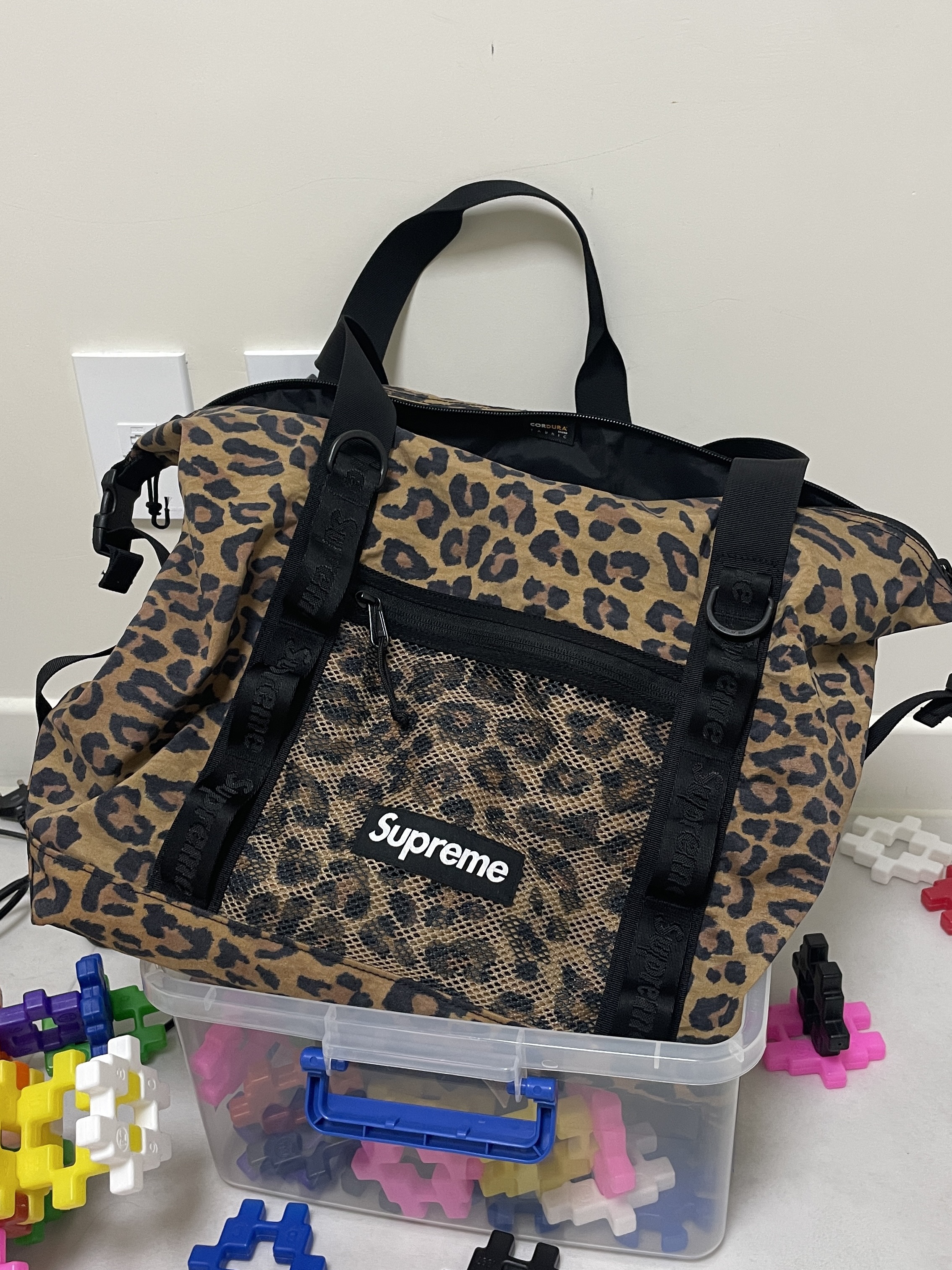 Supreme Zip Tote Leopard - 20FW 착용 스타일