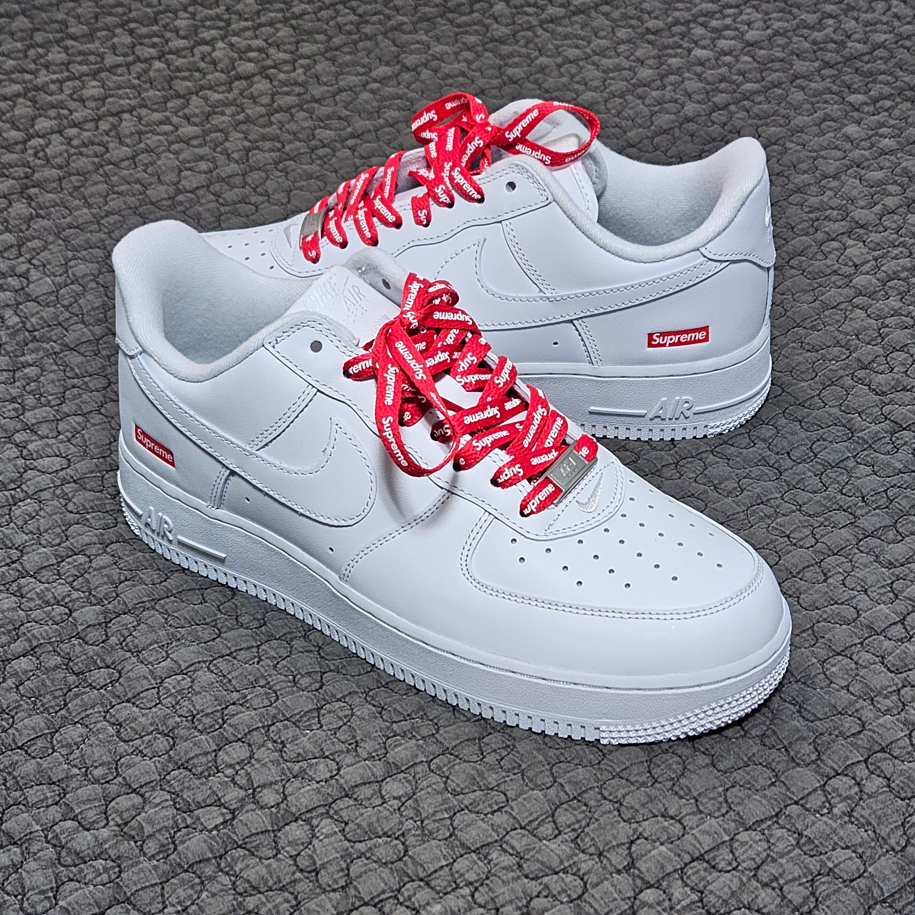 Nike x Supreme Air Force 1 Low White 착용 스타일
