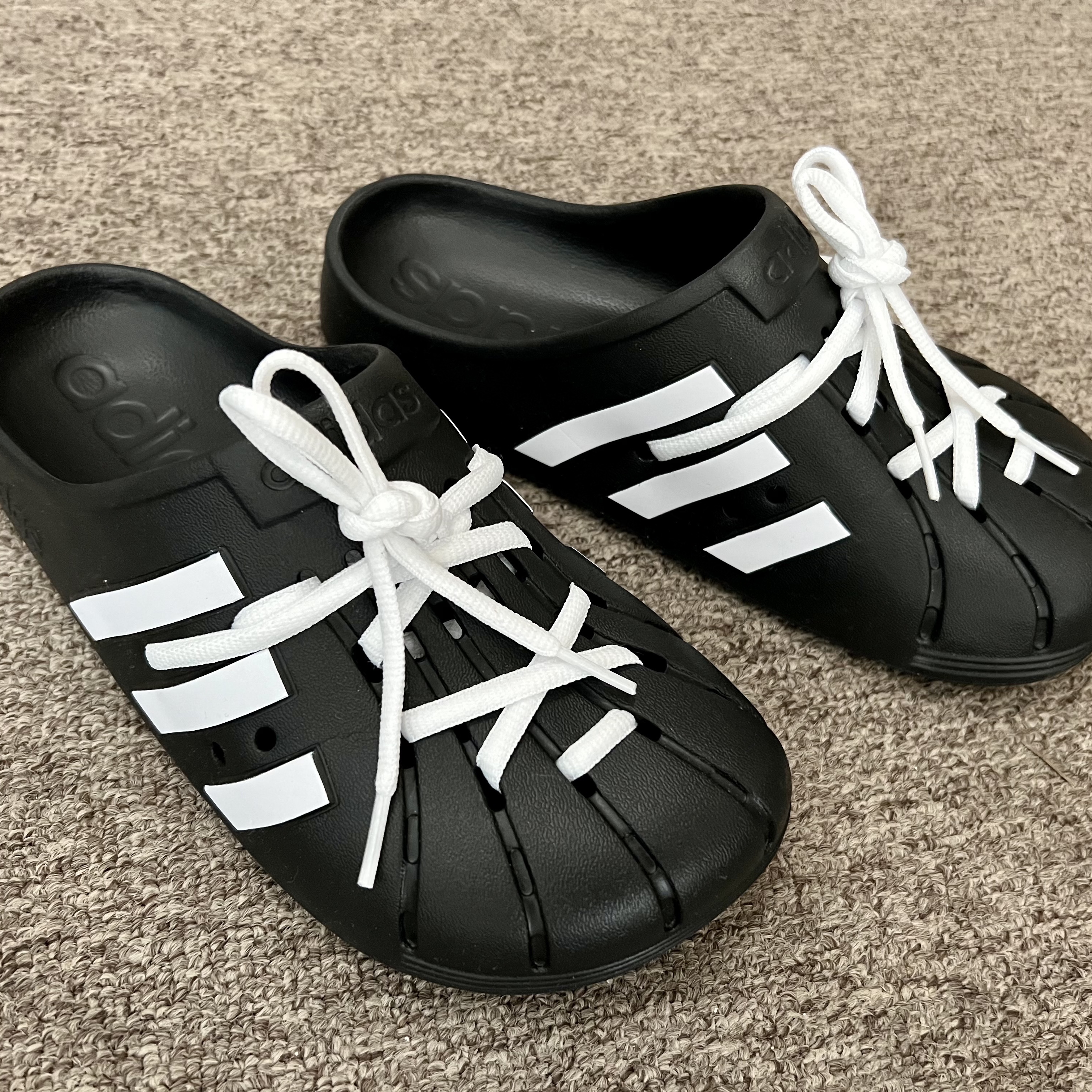 Adidas Adilette Clog Black White 착용 스타일