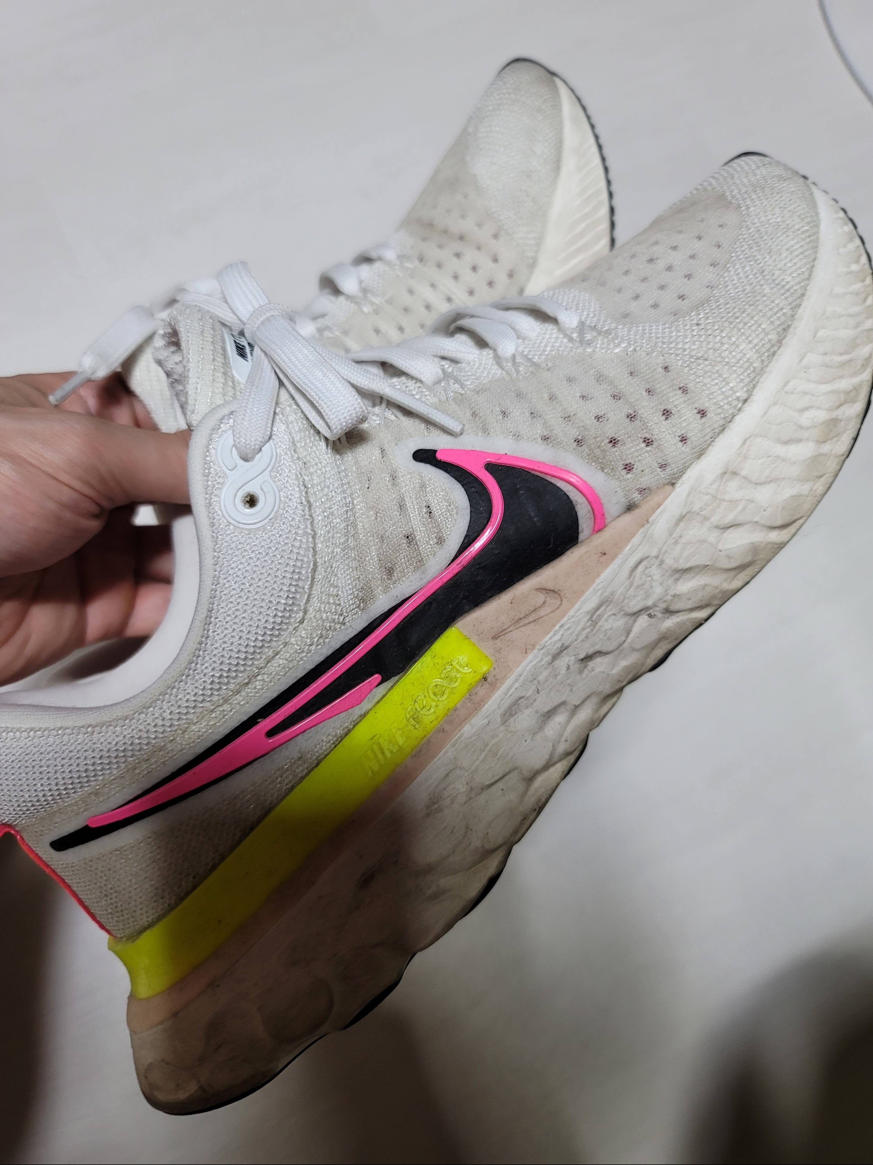 Nike React Infinity Run Flyknit 2 White Pink Blast 착용 스타일