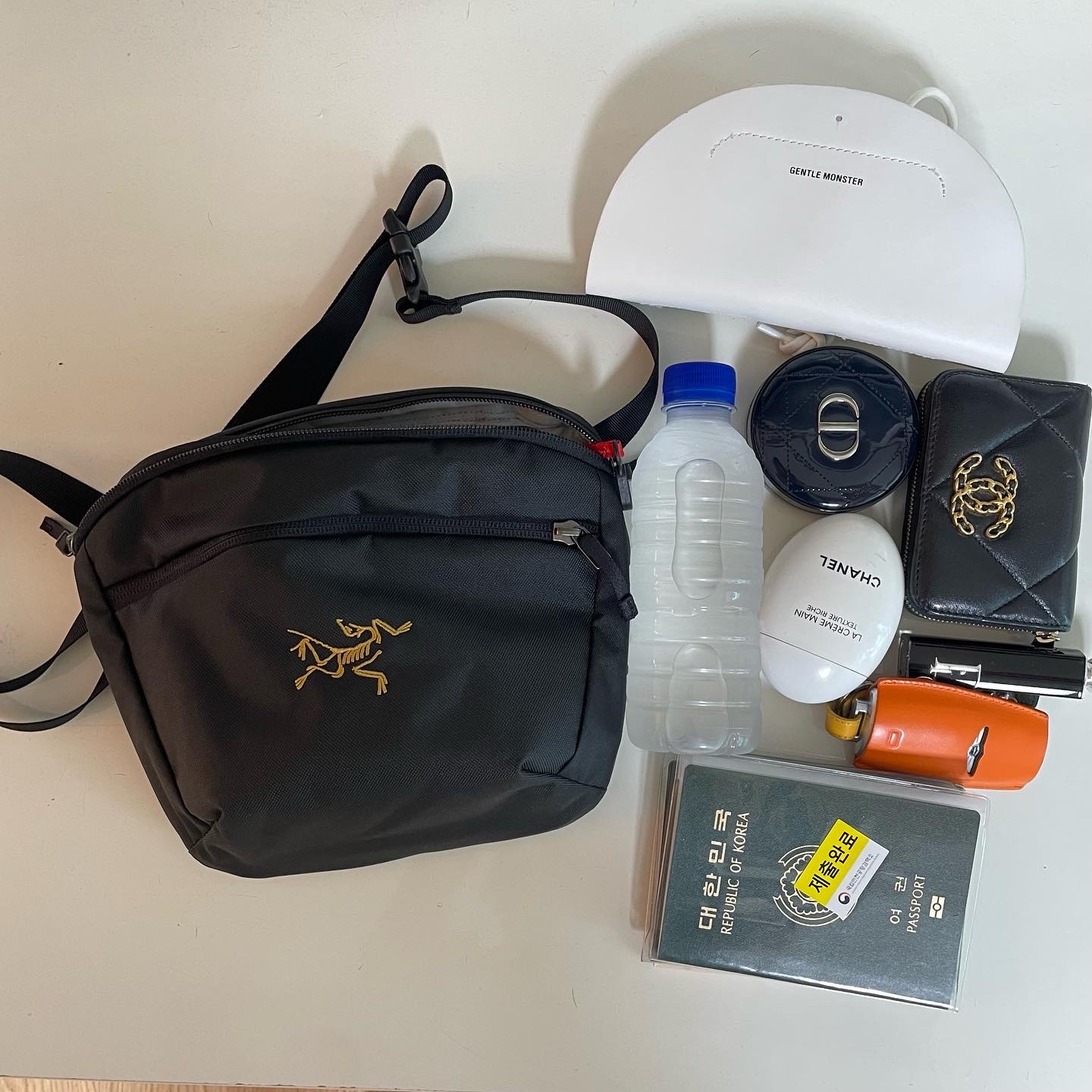 Arc'teryx Mantis 2 Waistpack 24K Black, (W) Celine Baseball Cap in Cotton Black 착용 스타일 - 2