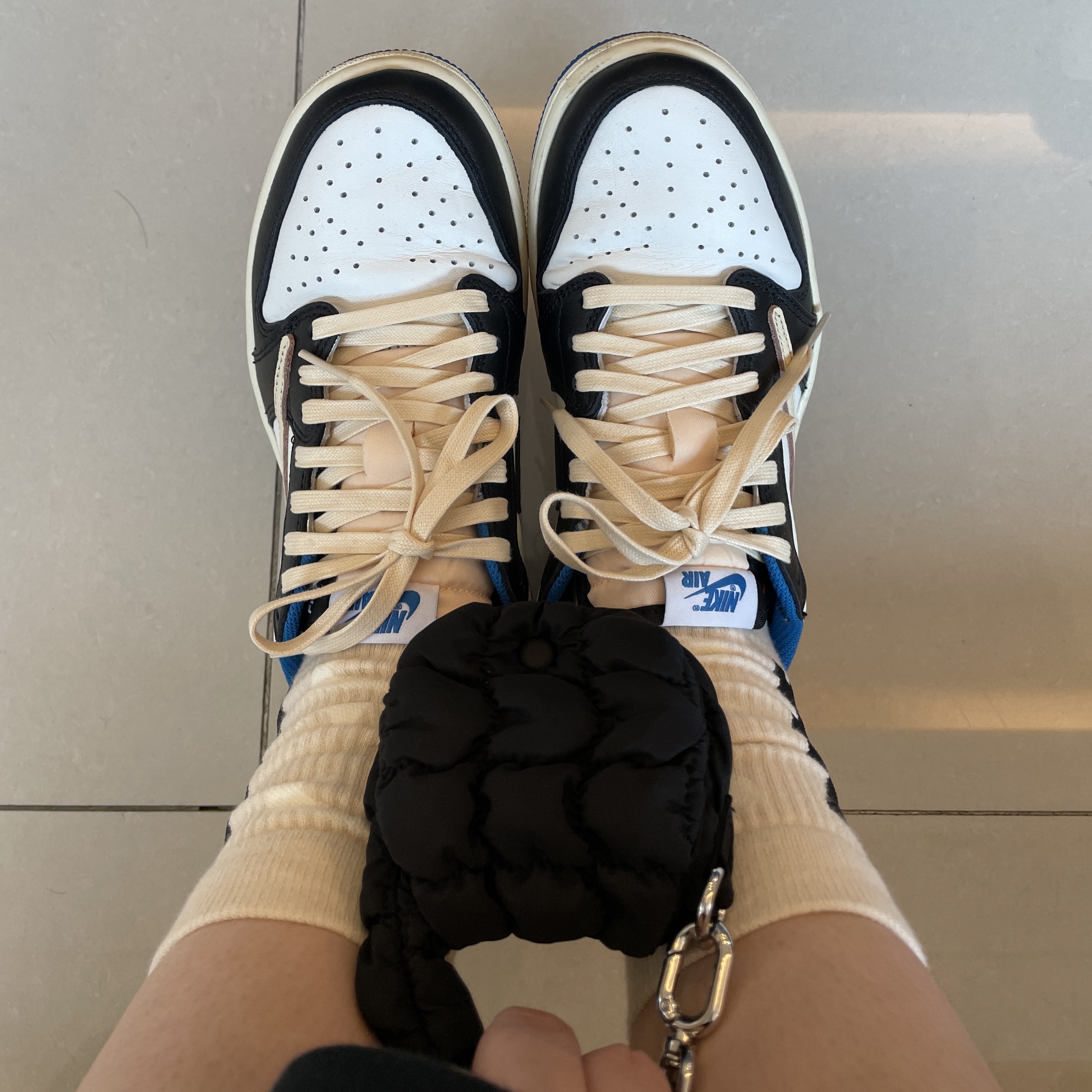 COS Quilted Nano Bag Black, Jordan 1 x Travis Scott x Fragment Retro Low OG SP Military Blue 착용 스타일