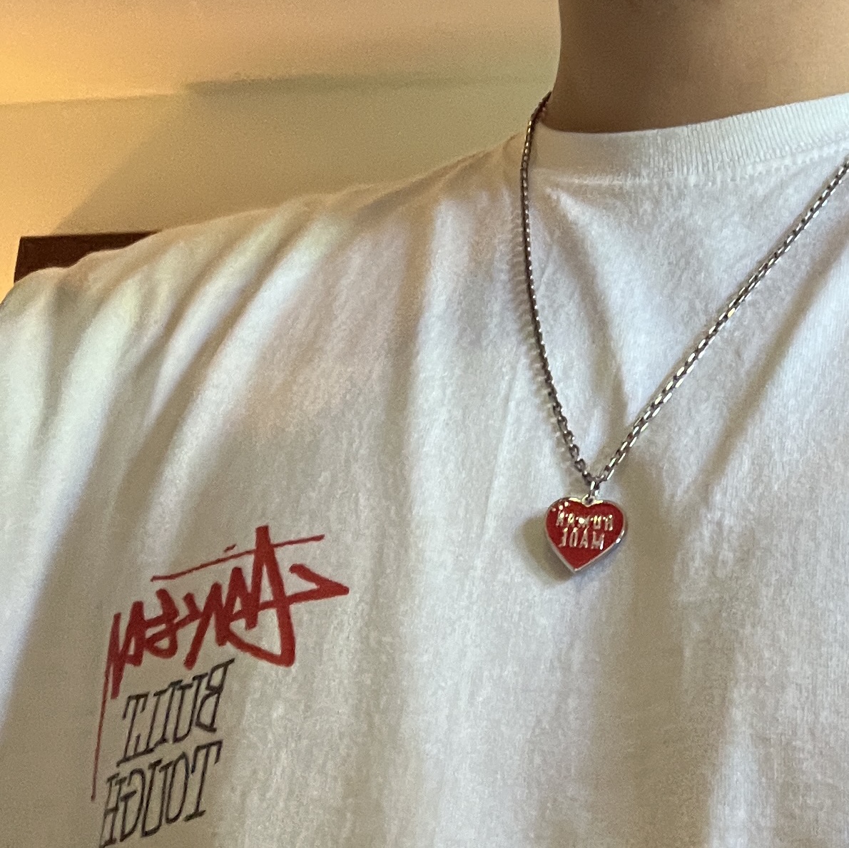 Stussy Built Tough T-Shirt White, Human Made Heart Mini Keycharm Red 착용 스타일 - 1