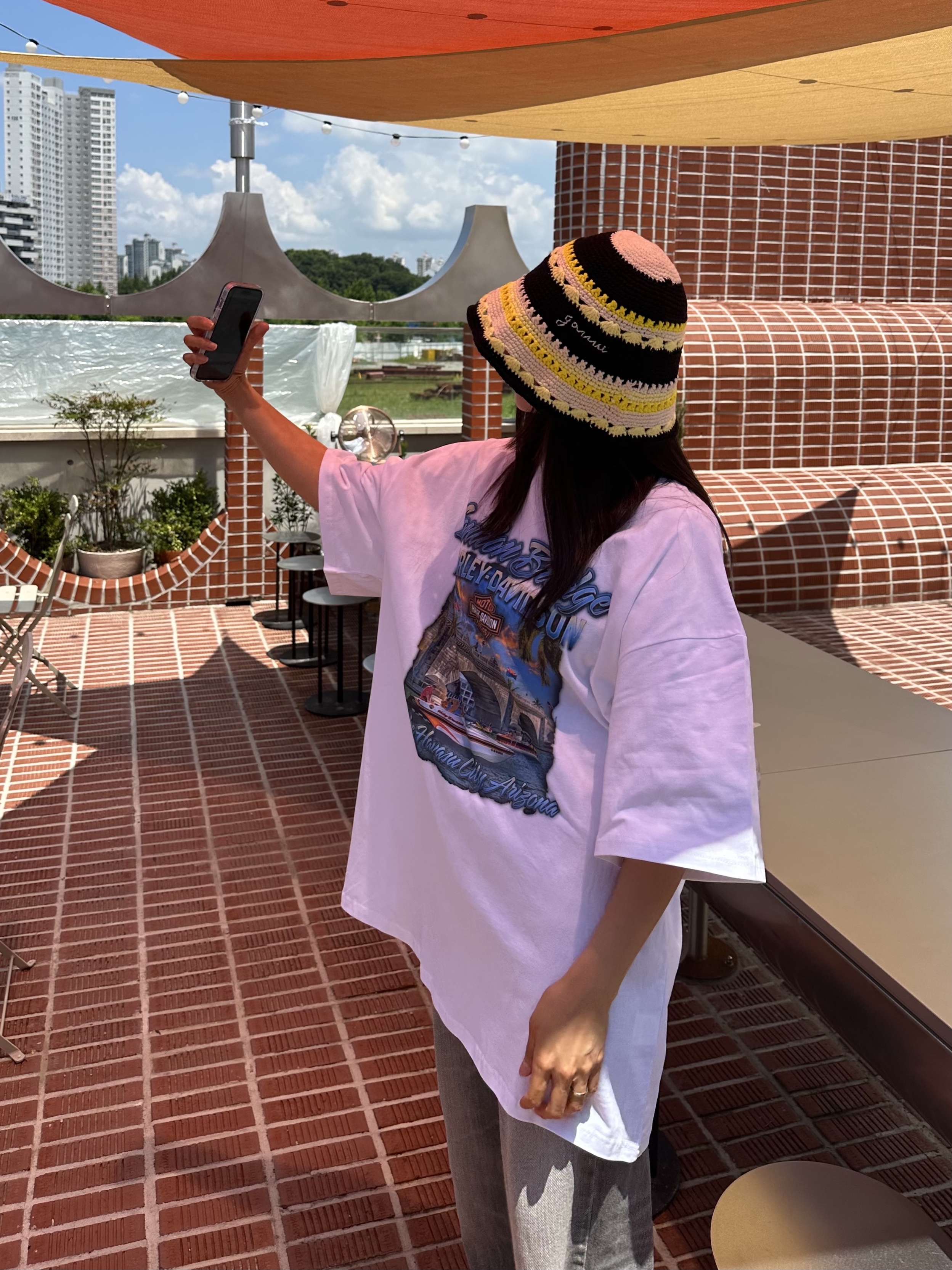 (W) Ganni Crochet Bucket Hat Golden Kiwi, Taw&Toe x Low Classic Platform Flip Flop Black 착용 스타일 - 1