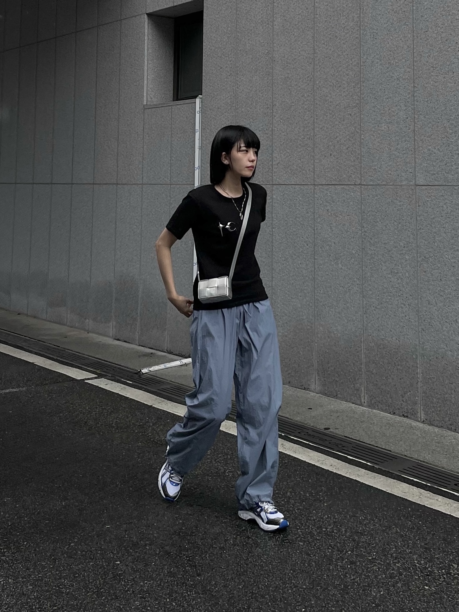 Bottega Veneta Mini Leather Cassette Silver, Asics GT-2160 White Illusion Blue 착용 스타일 - 1