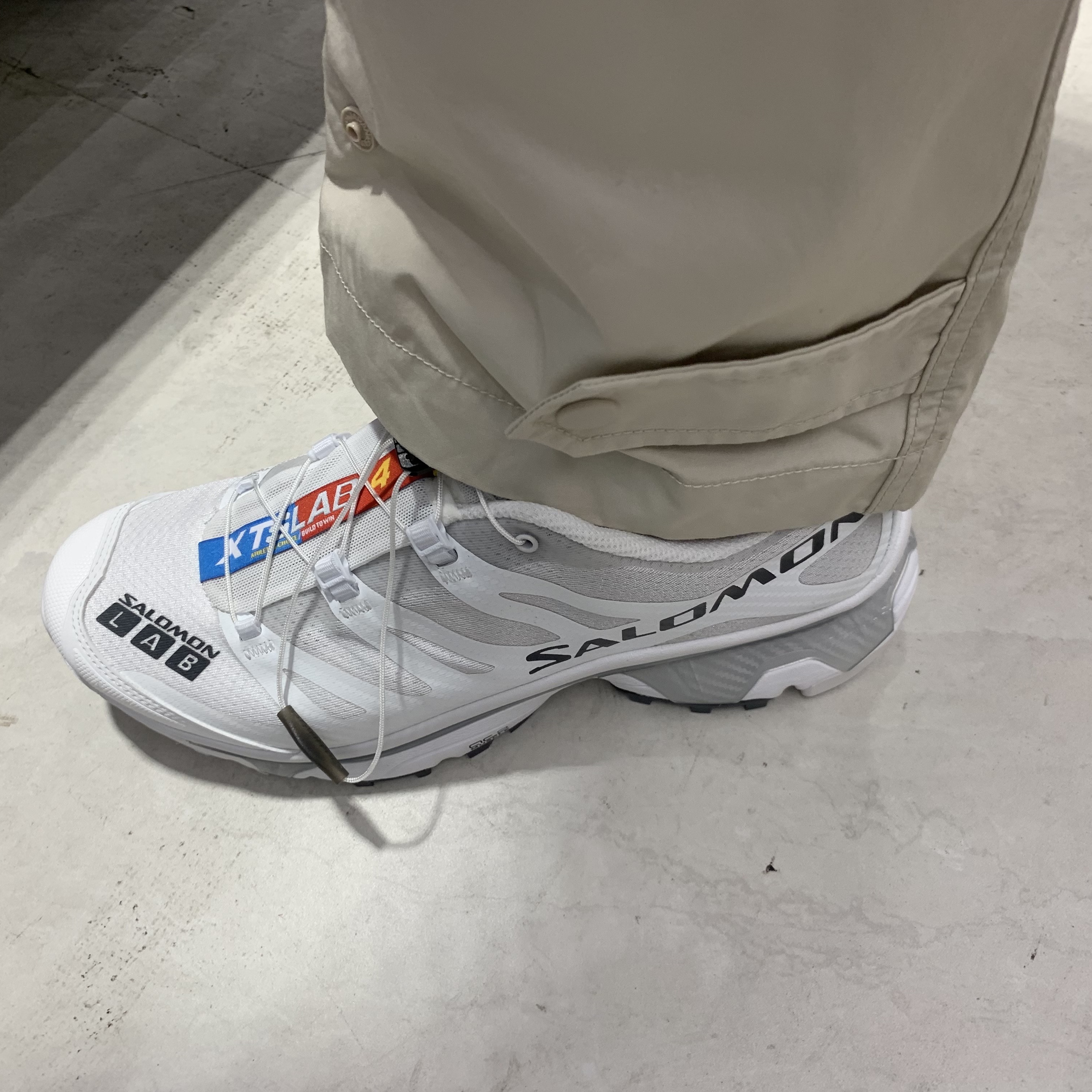 Salomon XT-4 White Lunar Rock 착용 스타일