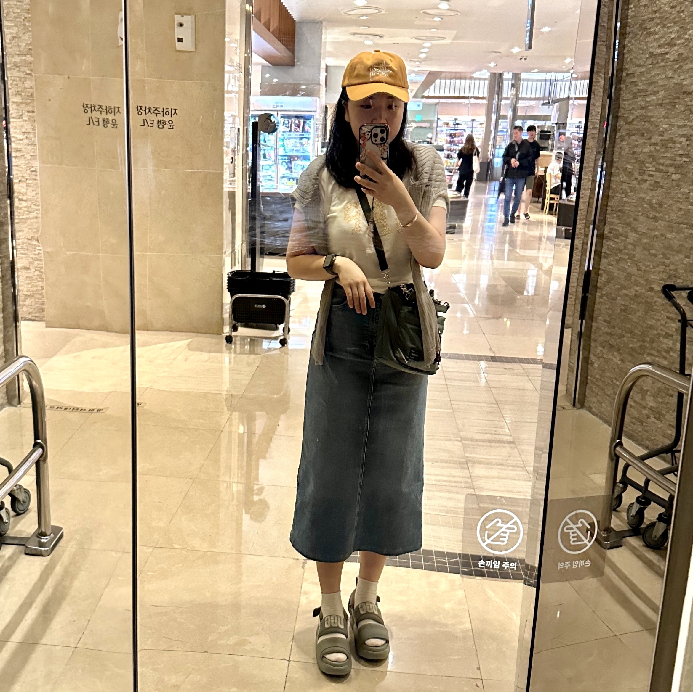 (W) UGG LA Cloud Sport Sandal Black, Porter Balloonsac Sage Green 착용 스타일