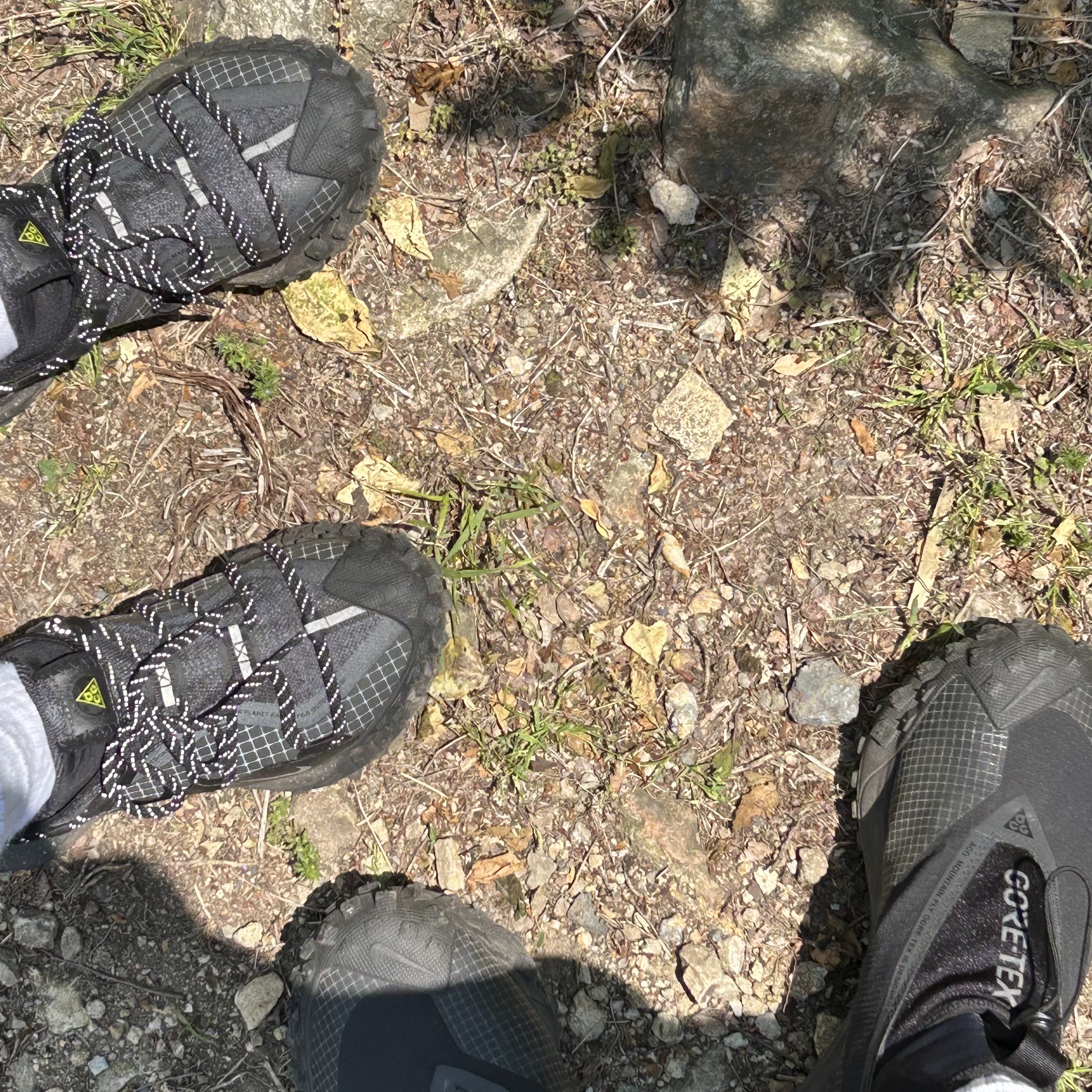 Nike ACG Mountain Fly Gore-Tex Black and Dark Grey, Nike ACG Mountain Fly Low Gore-Tex SE Dark Smoke Grey 착용 스타일