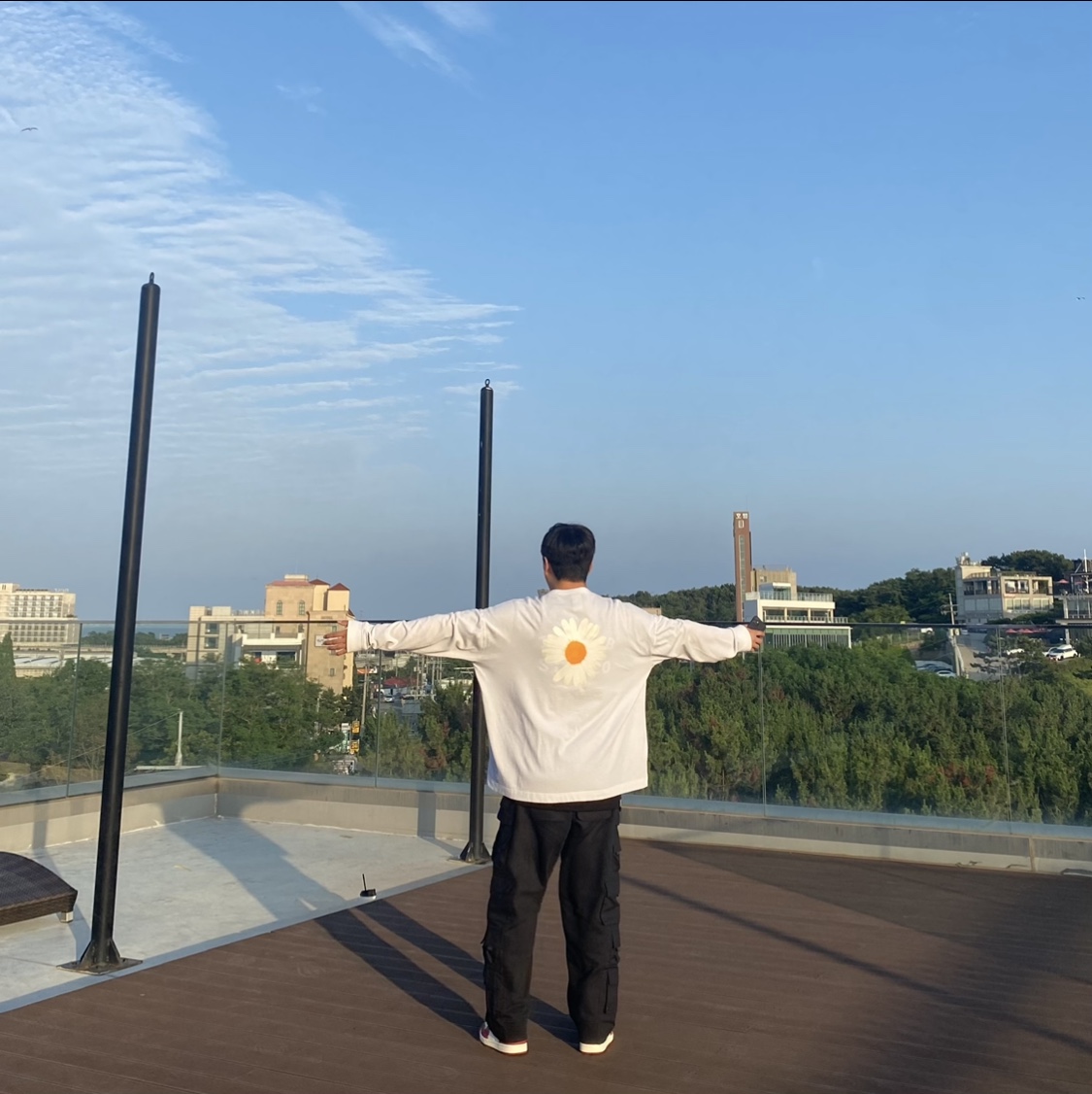 Nike x Peaceminusone LS T-Shirt White (DR0098-100), Nike x Peaceminusone Wide Pants Black (DR0096-010) 착용 스타일