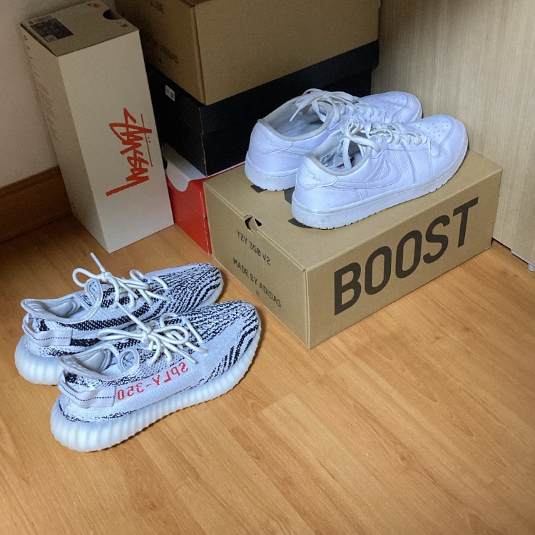 Adidas Yeezy Boost 350 V2 Zebra 2022/2023, Nike x Stussy Benassi Slide Off Noir 착용 스타일 - 1