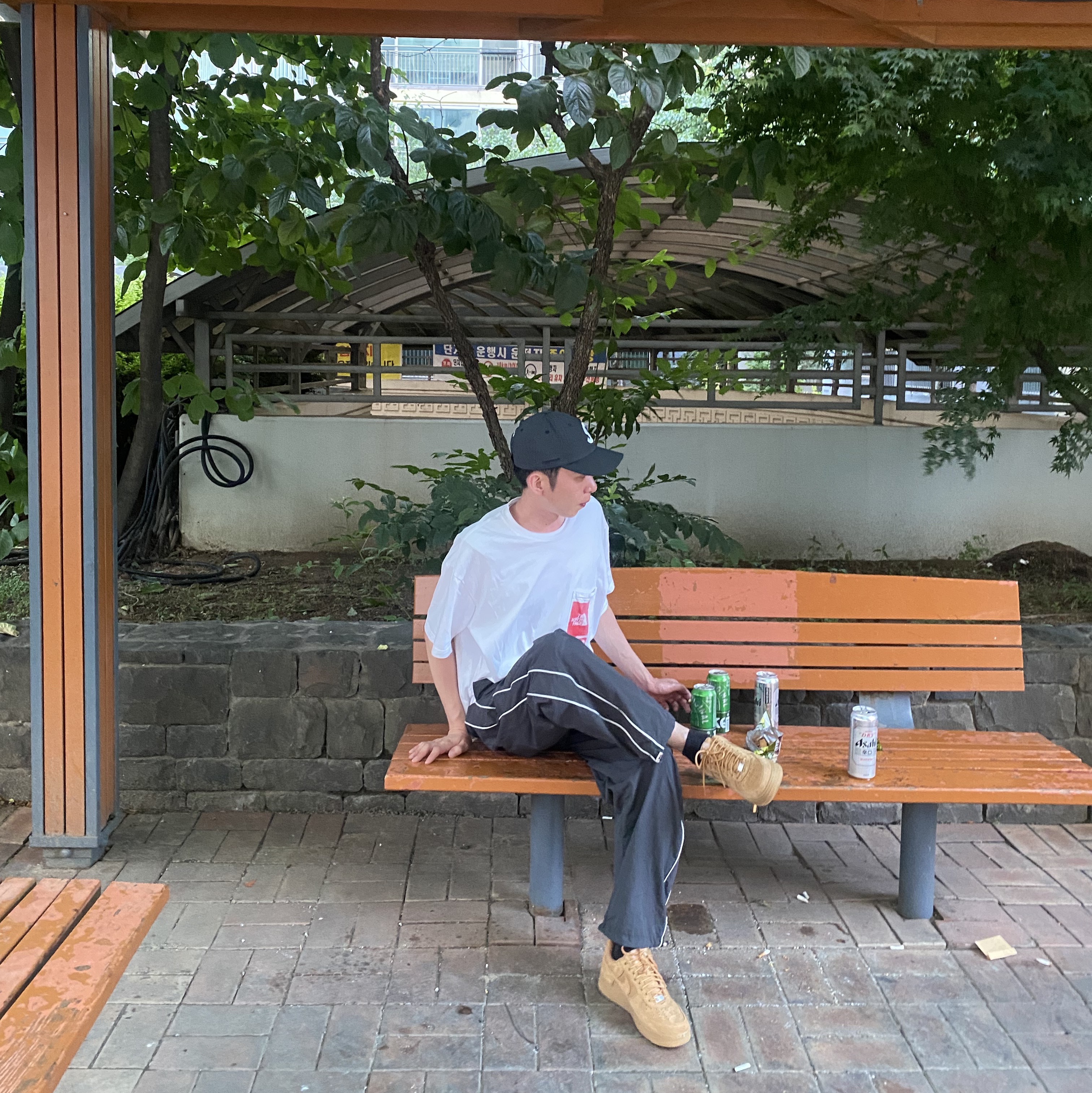 Nike x Supreme Air Force 1 Low Flax, Supreme x The North Face Printed Pocket T-Shirt White - 23SS 착용 스타일 - 1