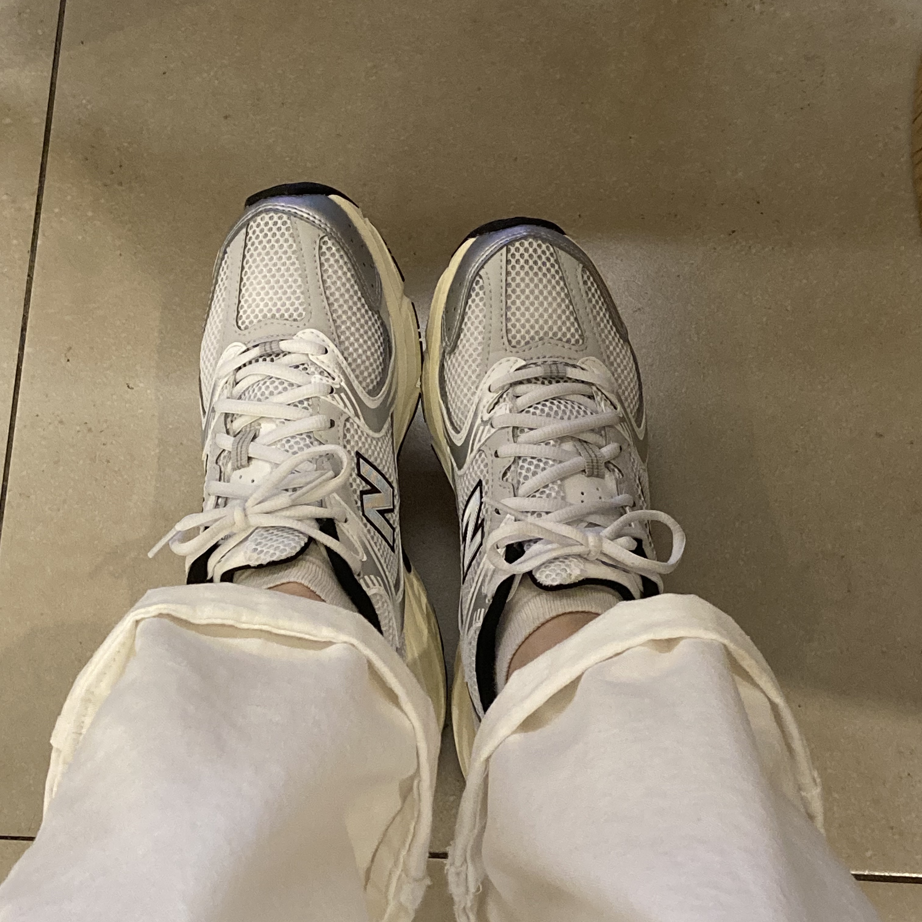 New Balance 530 Silver Cream 착용 스타일 - 1