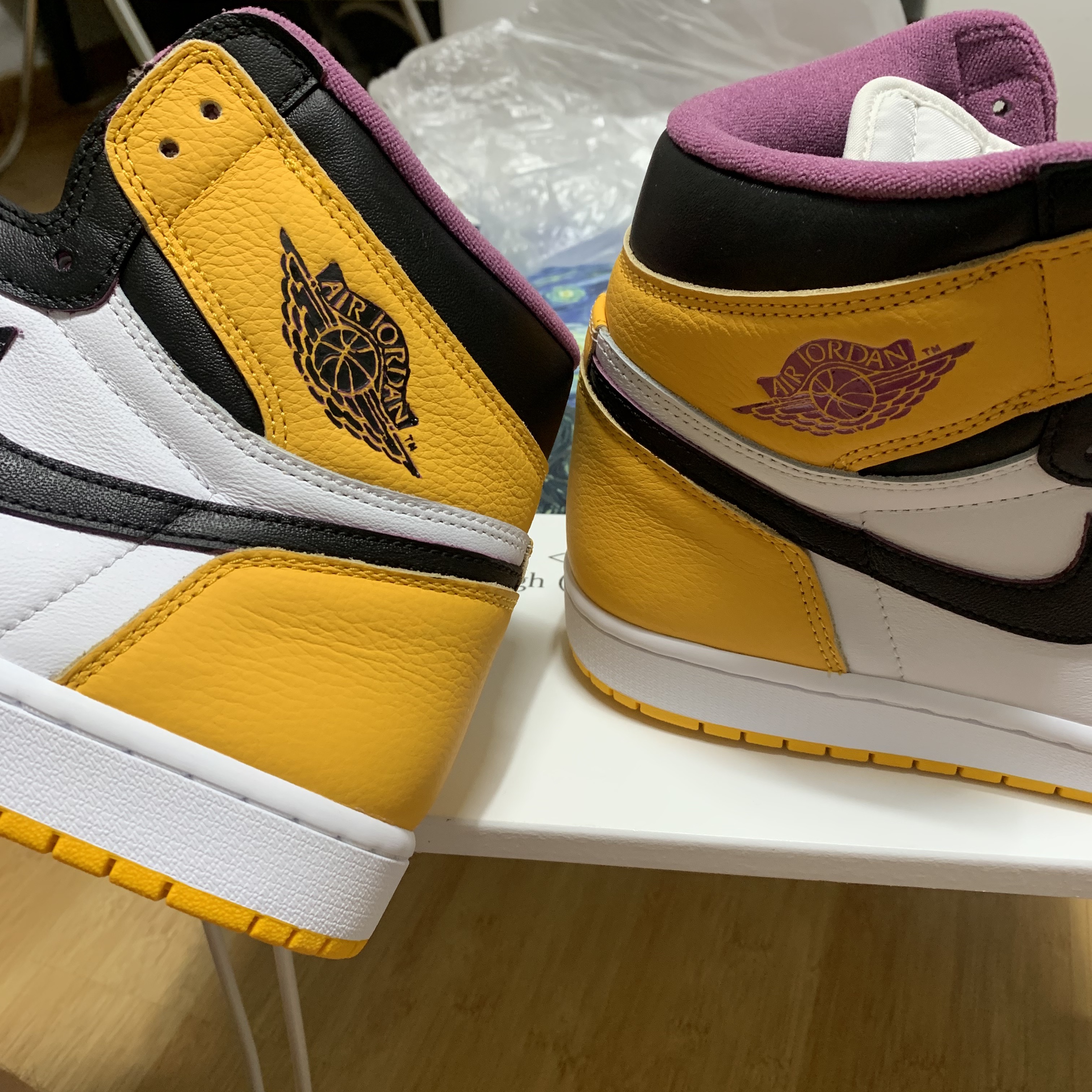 Jordan 1 Retro High OG University Gold Light Bordeaux 착용 스타일 - 4