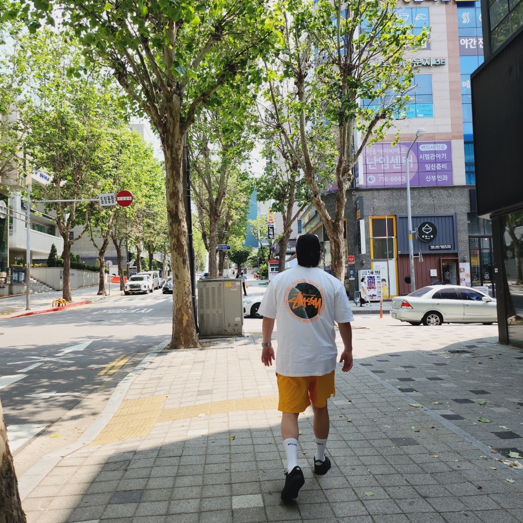 Stussy Coastline T-Shirt White, Jordan 1 x Travis Scott Retro Low OG SP Black Phantom 착용 스타일