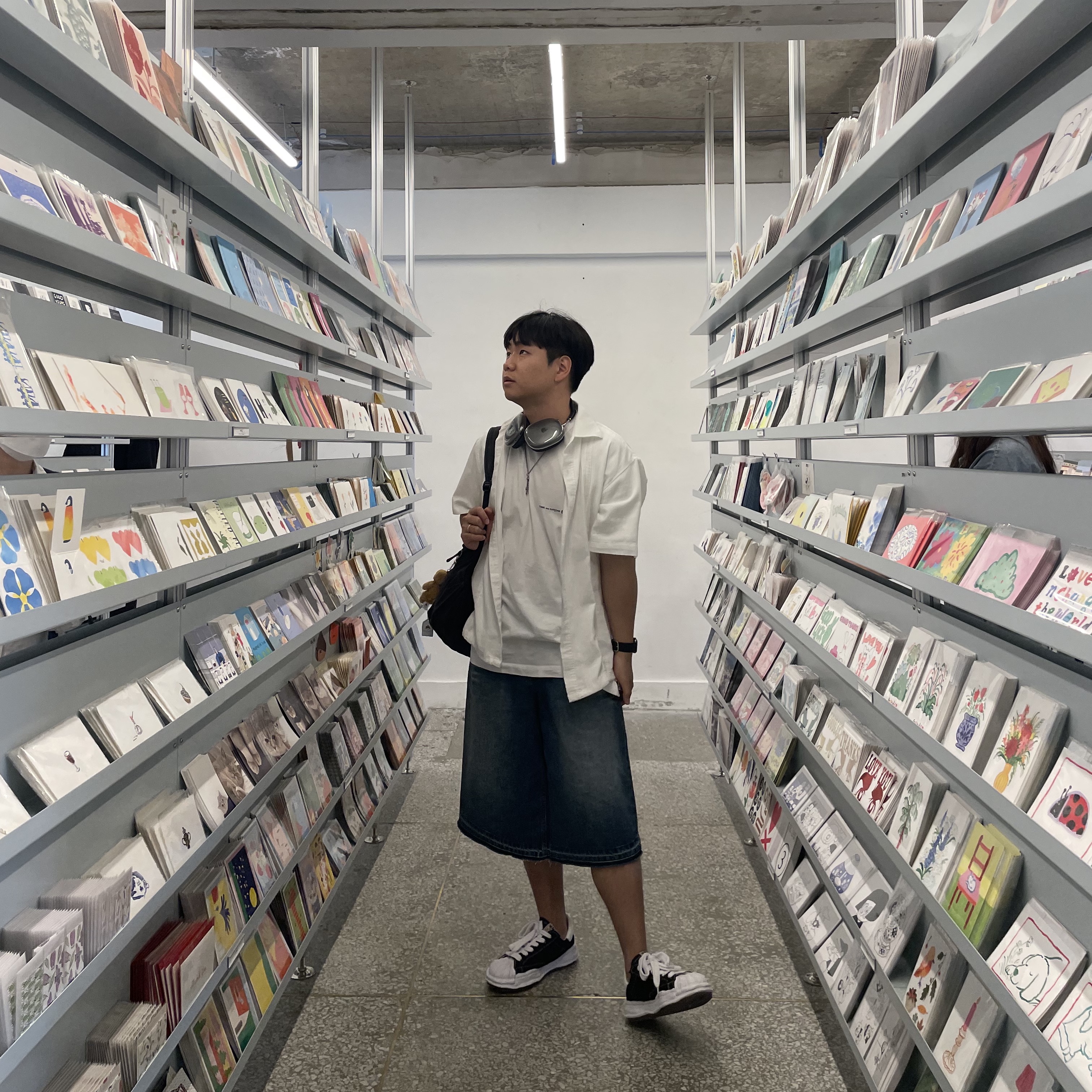 Apple AirPods Max Lightning Space Gray (Korean Ver.), Maison Mihara Yasuhiro Blakey OG Sole Canvas Low-top Sneakers Black White 착용 스타일 - 2