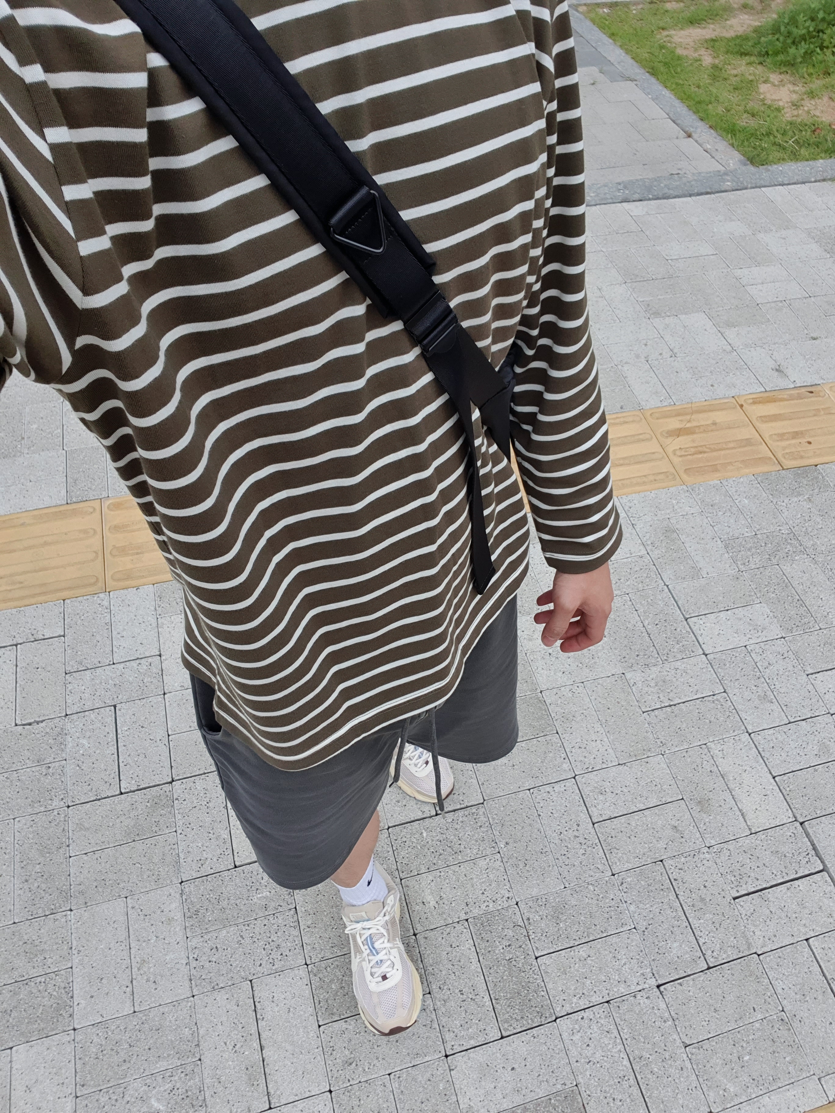 (W) Nike Zoom Vomero 5 Oatmeal 착용 스타일 - 3