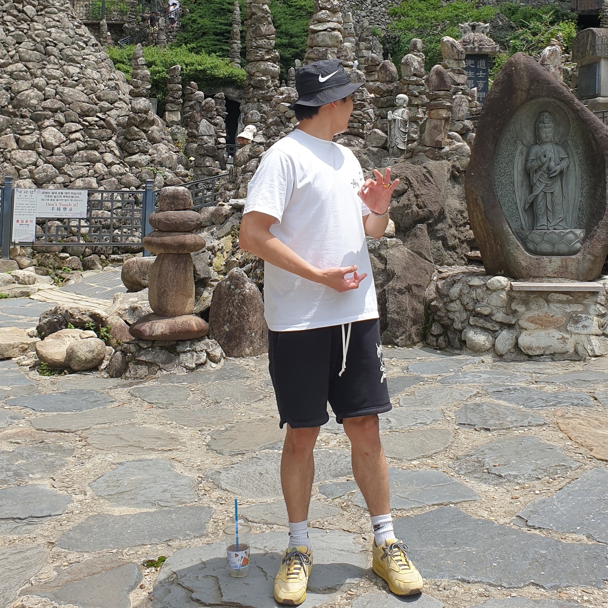 Nike x Stussy Bucket Hat Black, Stussy Withered Flower T-Shirt White 착용 스타일 - 2