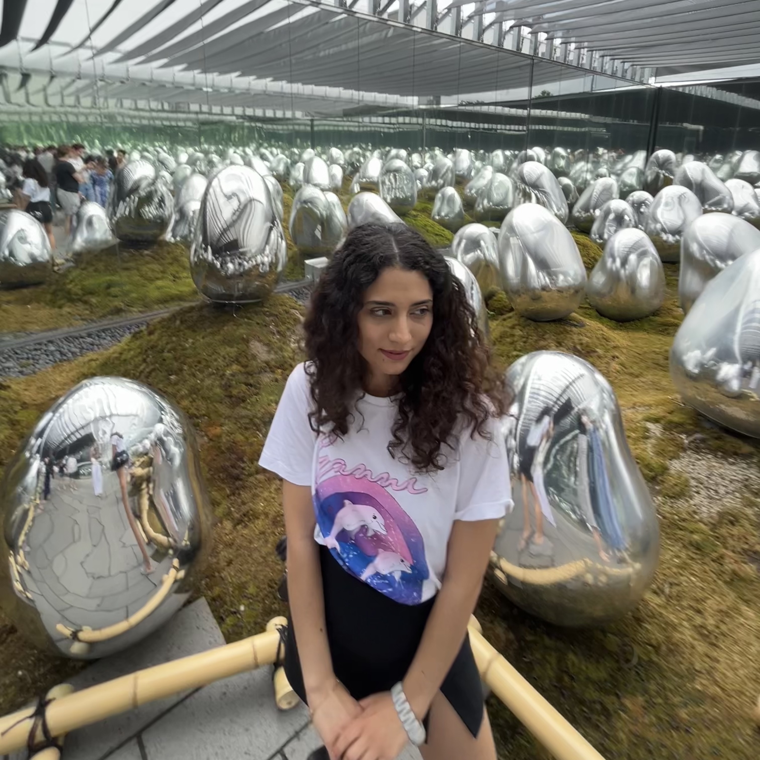 (W) Ganni Relaxed Dolphin T-Shirt Bright White 착용 스타일 - 1
