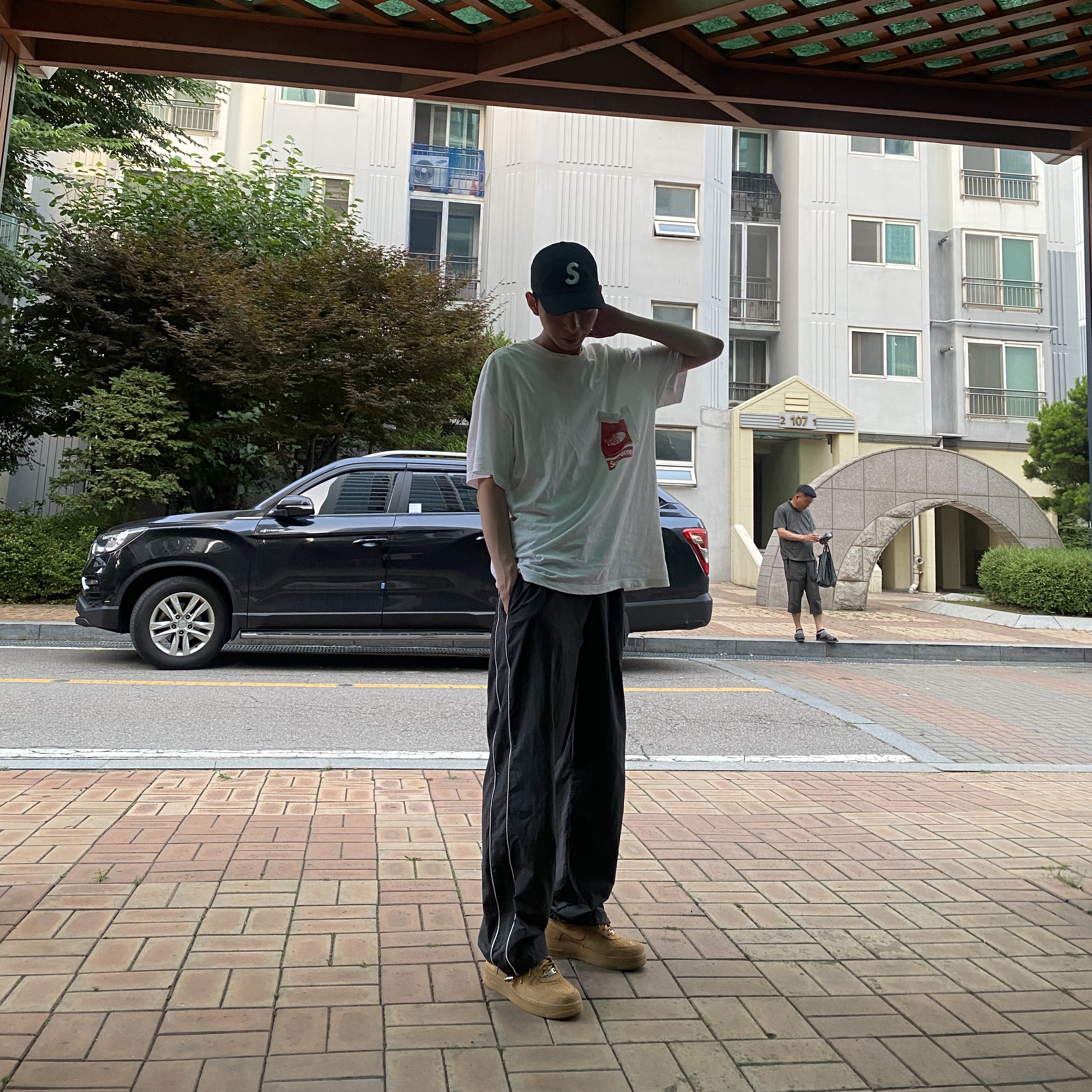 Nike x Supreme Air Force 1 Low Flax, Supreme x The North Face Printed Pocket T-Shirt White - 23SS 착용 스타일 - 2