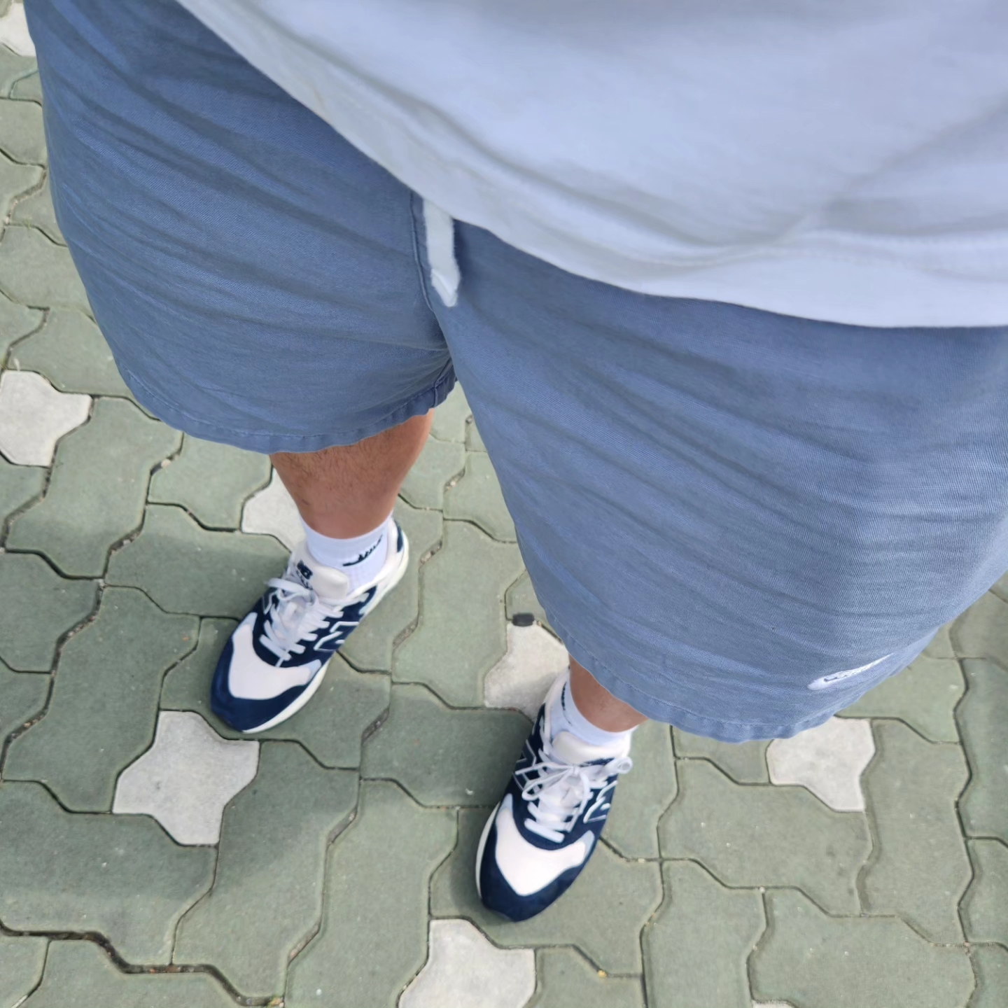 New Balance 580 Navy Cream 착용 스타일 - 2