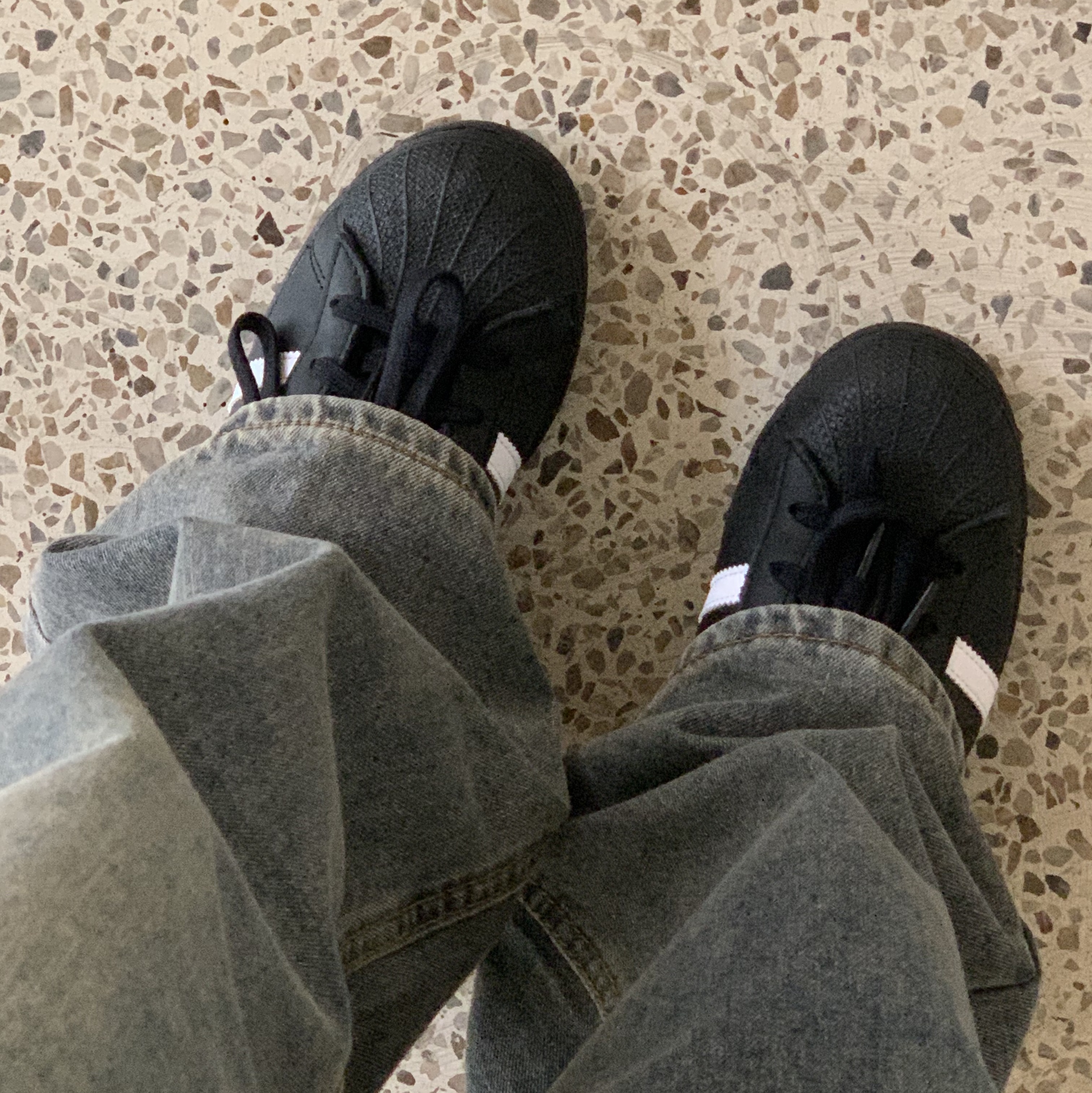 Adidas Superstar Core Black White 착용 스타일
