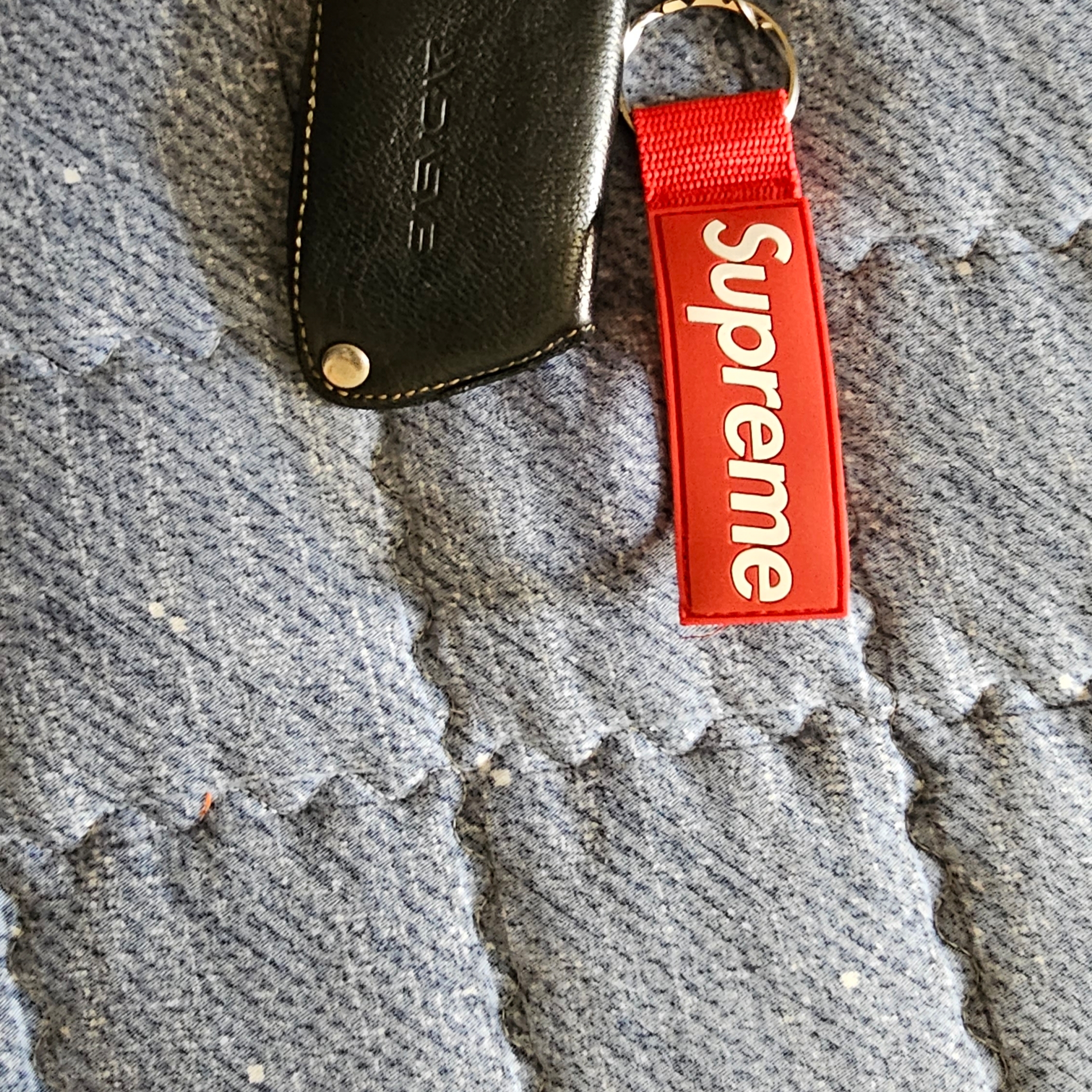 Supreme Webbing Keychain Red - 23SS 착용 스타일