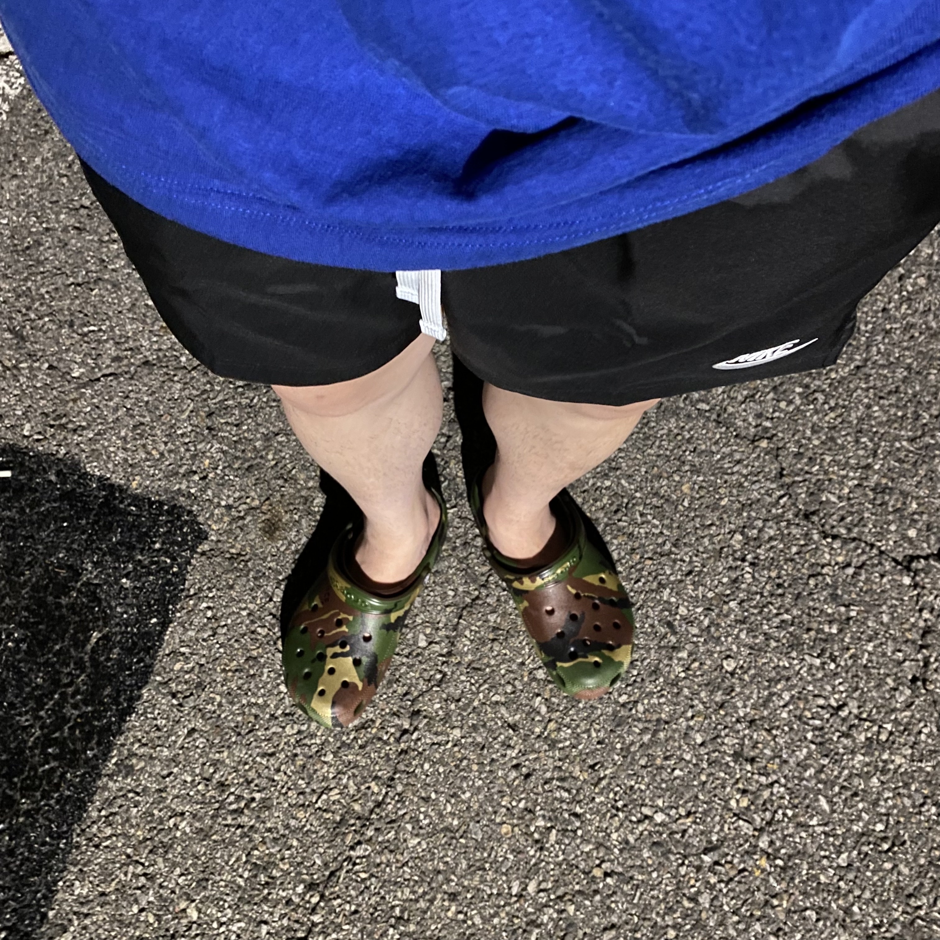 Crocs x Palace Classic Clog Woodland Camo 착용 스타일 - 3