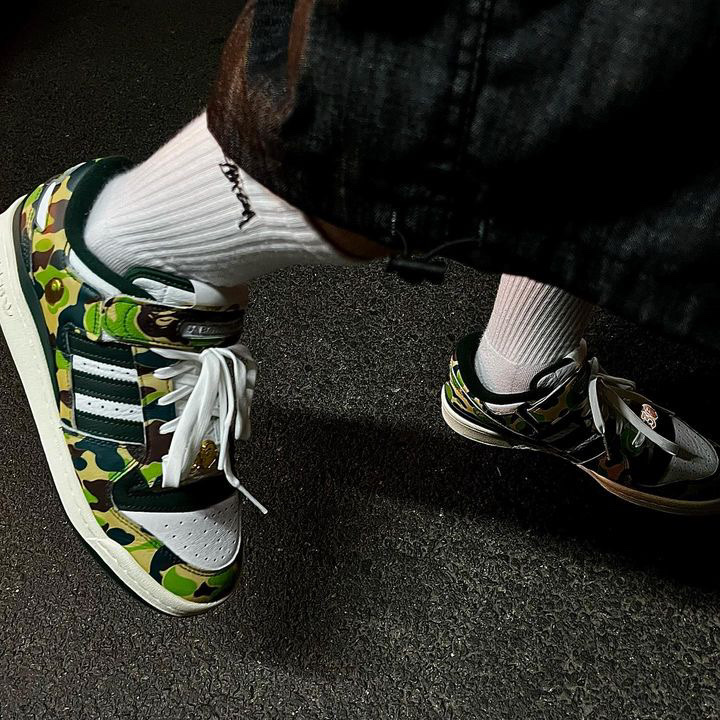 Adidas x BAPE Forum 84 Low Green Camo, Stussy Small Stock Crew Socks White (3 Pack) 착용 스타일