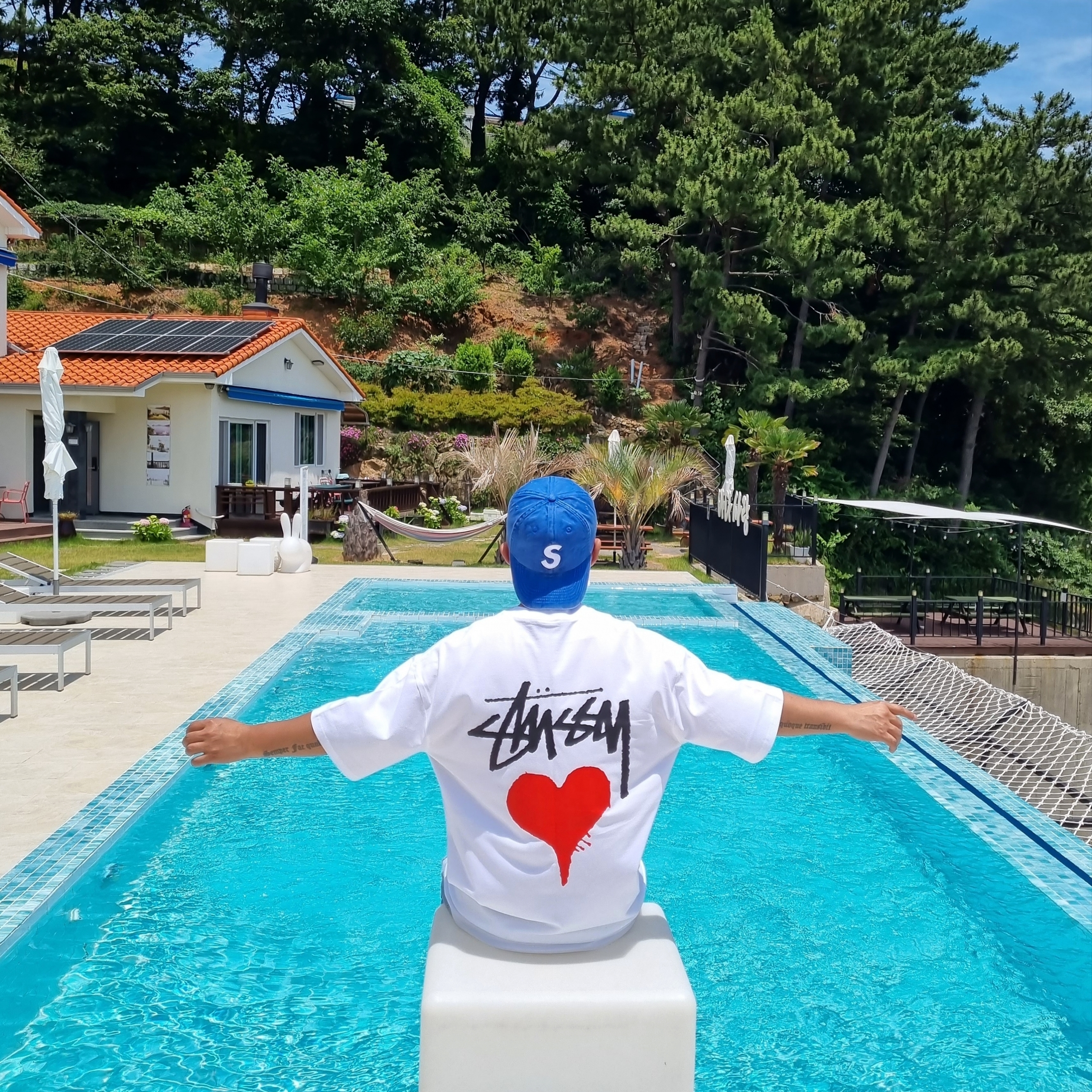 Stussy Stock Heart T-Shirt White, Supreme Pigment Print S Logo 6-Panel Royal - 20SS 착용 스타일